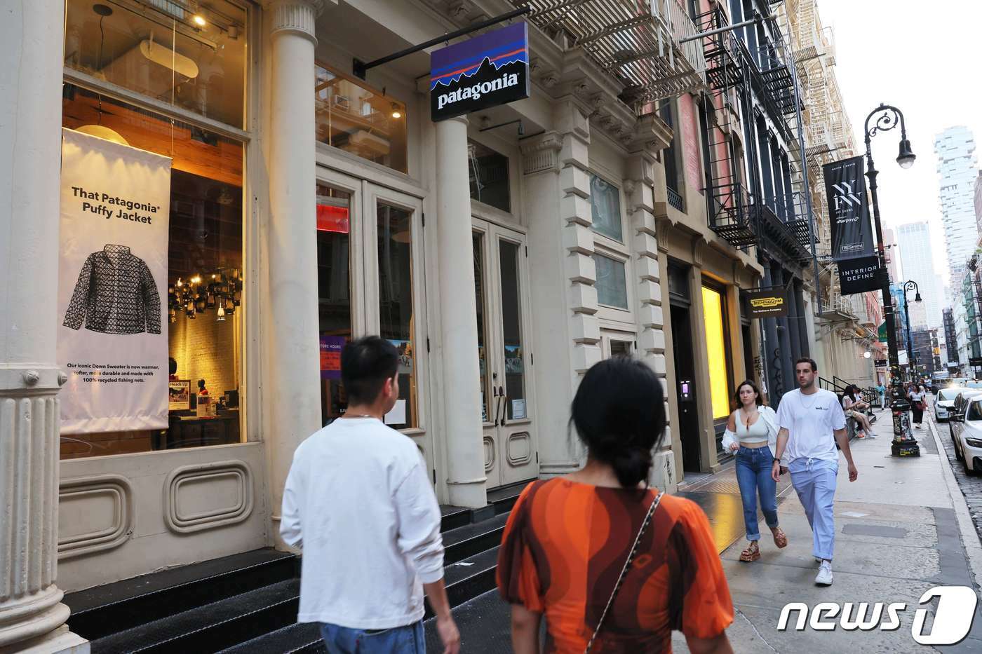 본문 이미지 - 행인들이 뉴욕에 있는 파타고니아 매장 앞을 지나가고 있다. ⓒ AFP=뉴스1 ⓒ News1 박형기 기자