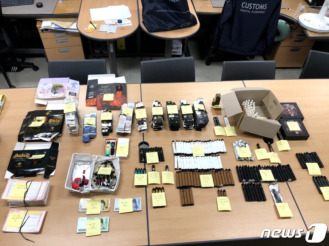 본문 이미지 - 광주본부세관은 지난 9월 14일 동남아에서 마약류를 밀수입해 국내에 유통시킨 동남아인 A씨(25) 등 2명을 마약류 관리에 관한 법률 위반으로 검찰에 구속 송치했다.(광주세관 제공)/뉴스1 ⓒ News1 박영래 기자