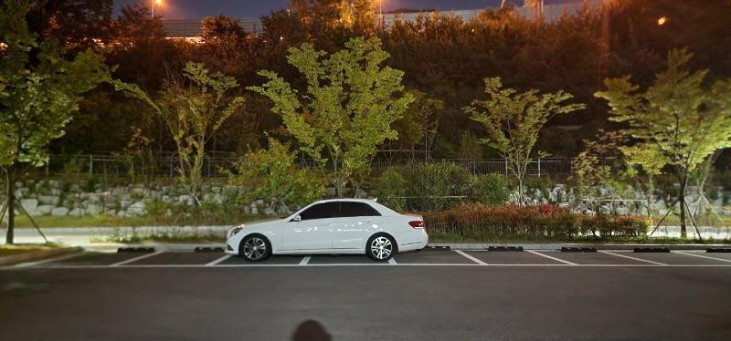 본문 이미지 - 상습 '가로 주차'로 많은 사람들의 공분을 불러일으켰던 벤츠. (보배드림)