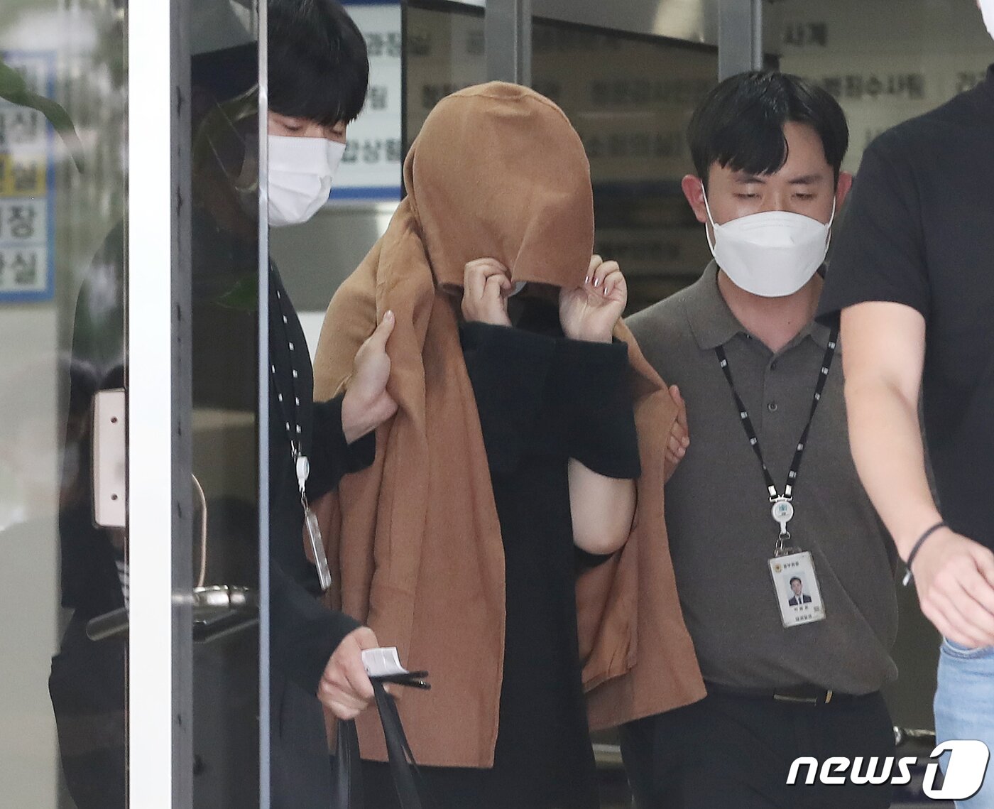 본문 이미지 - 15일 울산에서 검거된 '뉴질랜드 가방 속 시신 사건'의 피의자인 한국계 뉴질랜드 여성 A씨가 울산 중구 중부경찰서에서 서울중앙지검으로 압송되고 있다. 2022.9.15/뉴스1 ⓒ News1 윤일지 기자