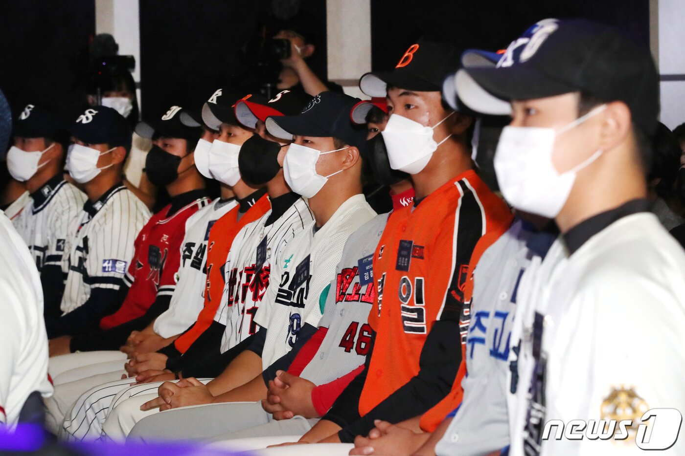 본문 이미지 - 15일 오후 서울 중구 웨스틴조선호텔 그랜드볼룸에서 열린 2023 KBO 신인 드래프트에서 선수들이 자리에 앉아 지명을 기다리고 있다. 2022.9.15/뉴스1 ⓒ News1 임세영 기자