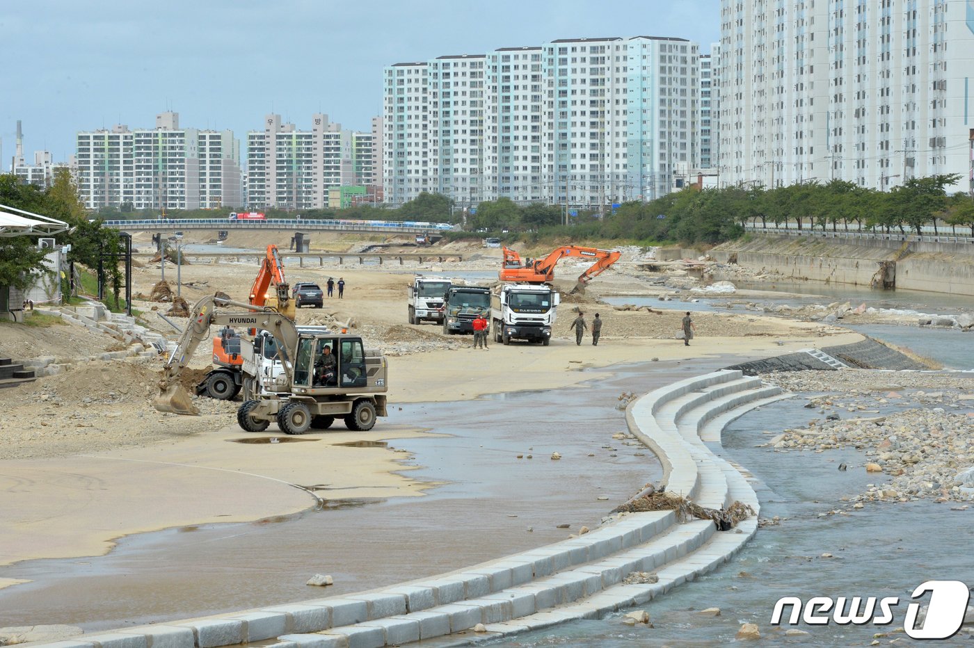 포항시와 국토부, 해병대, 해군 등이 2022년 9월15일 포항시 남구 오천읍 냉천에 중장비를 투입, 유실된 제방을 새로 쌓고 토사를 퍼내고 있다. 2022.9.15/뉴스1 ⓒ News1 최창호 기자