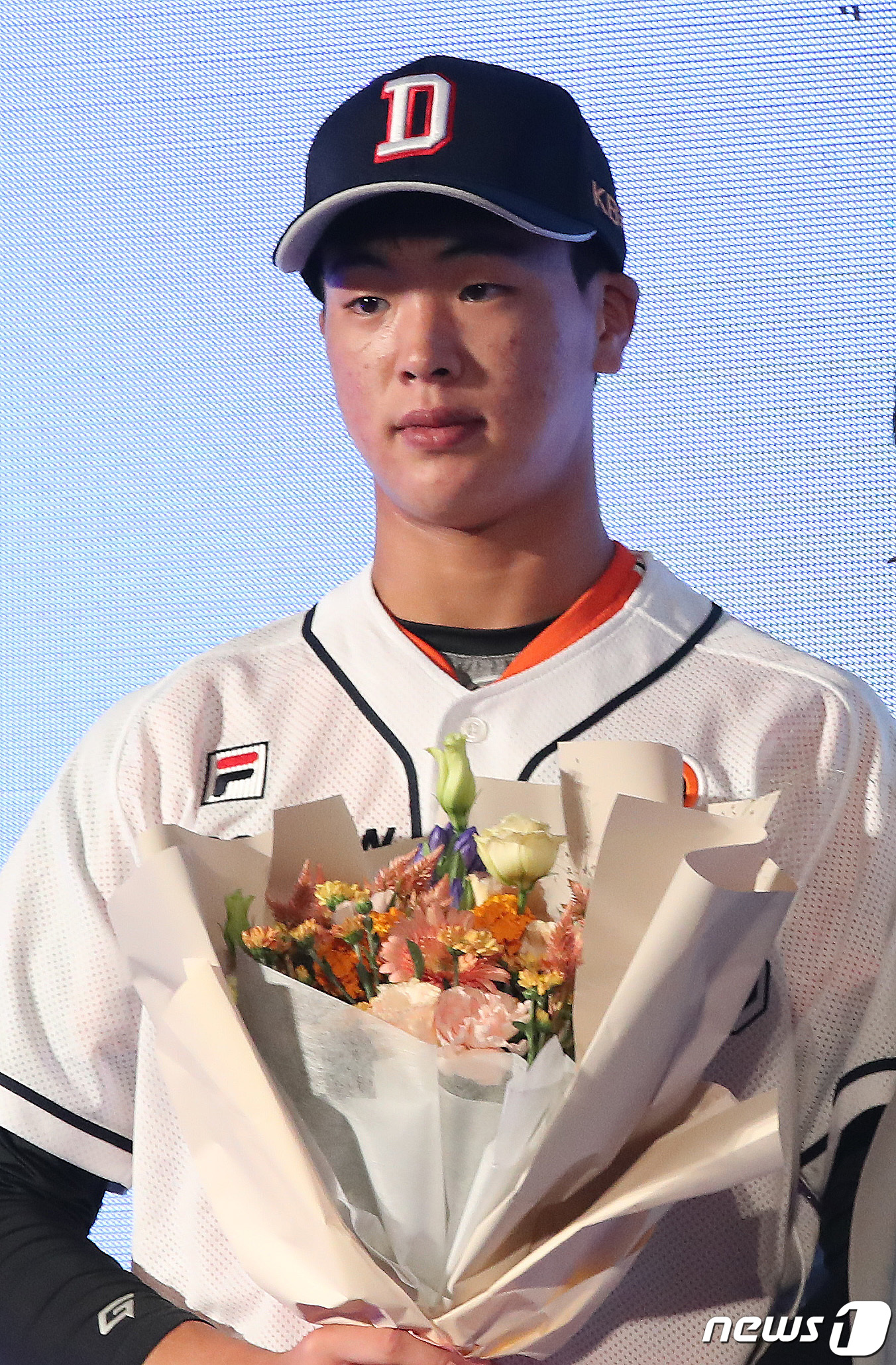(서울=뉴스1) 임세영 기자 = 15일 오후 서울 중구 웨스틴조선호텔 그랜드볼룸에서 열린 2023 KBO 신인 드래프트에서 두산 베어스 1라운드 9순위로 지명된 최준호(북일고)가 …