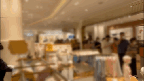 본문 이미지 - 15일 오전 10시 30분쯤 신세계 강남점 부가부 매장.