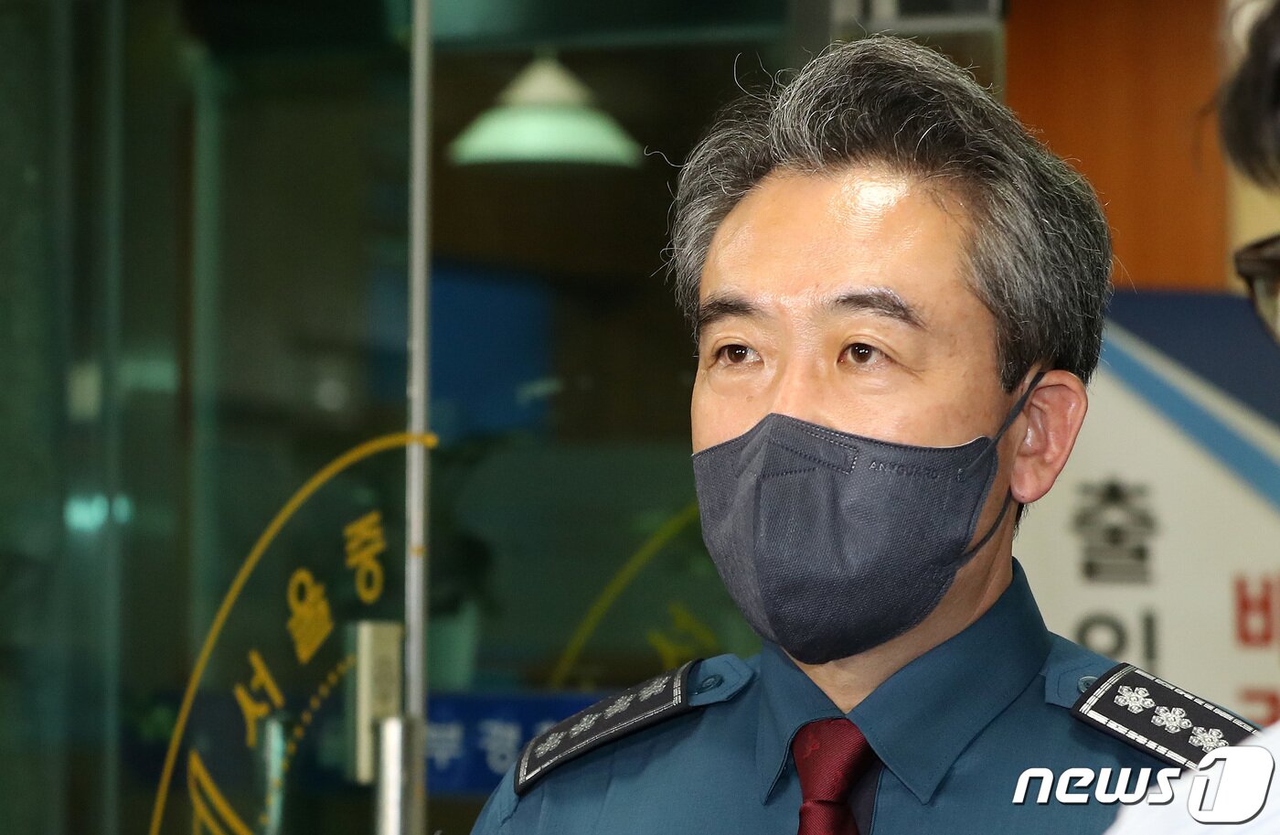 본문 이미지 - 윤희근 경찰청장이 15일 서울지하철 신당역에서 여성 역무원을 살해한 A씨를 체포해 수사 중인 서울중부경찰서 현장 방문을 마친 뒤 입장을 밝히고 있다. 2022.9.15/뉴스1 ⓒ News1 이동해 기자