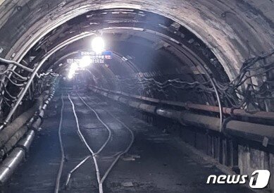본문 이미지 - 지난 14일 오전 매몰 사고가 발생한 강원 태백 장성광업소의 장성갱도의 입구 주변. 2022.9.15/뉴스1 ⓒ News1 신관호 기자