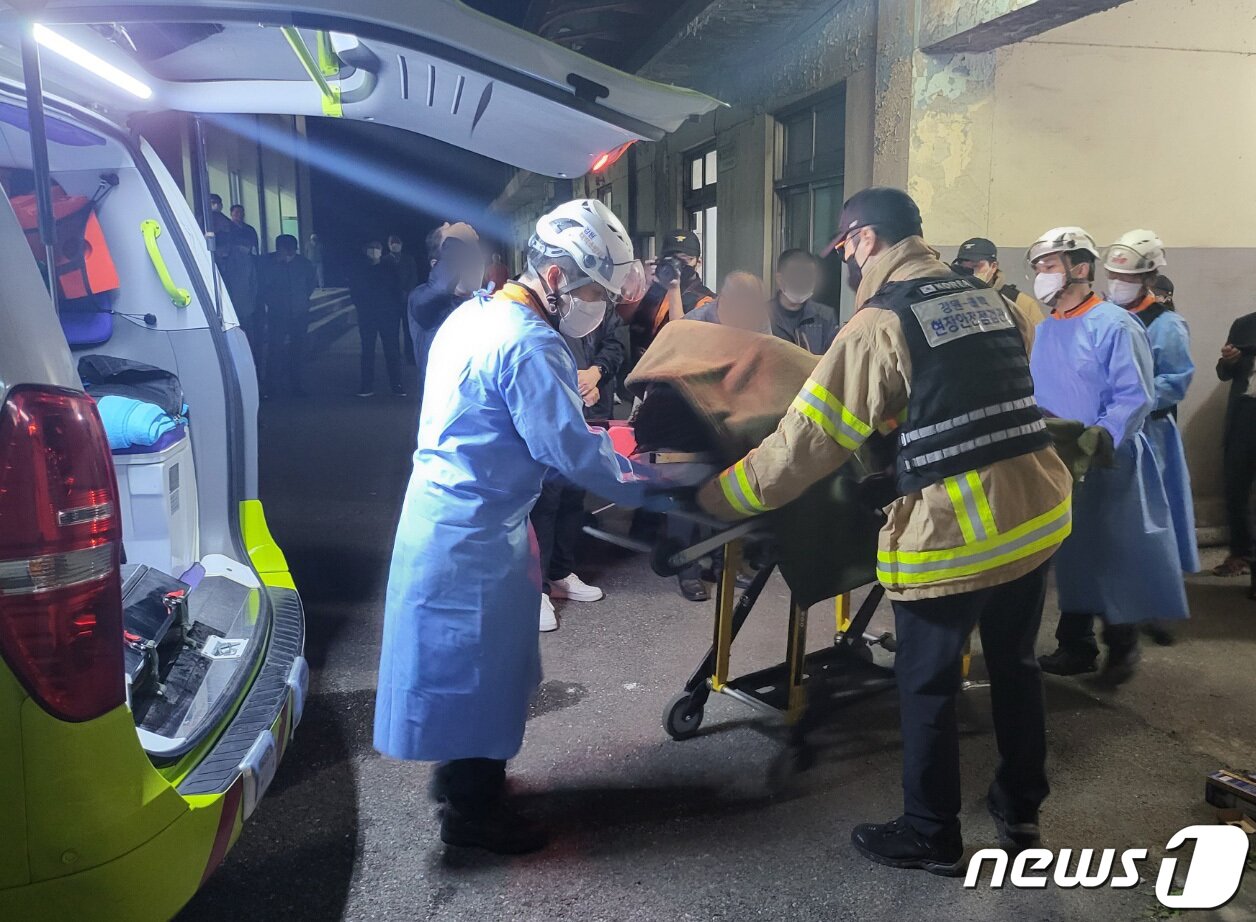 본문 이미지 - 2022년 9월 14일 오전 강원 태백 장성광업소의 장성갱도 내 직원 1명이 매몰돼 숨지는 사고가 발생한 가운데 하루 뒤인 그해 9월 15일 오후 7시 55분쯤 그 직원이 옮겨지는 모습. 2022.9.15/뉴스1 ⓒ News1 신관호 기자