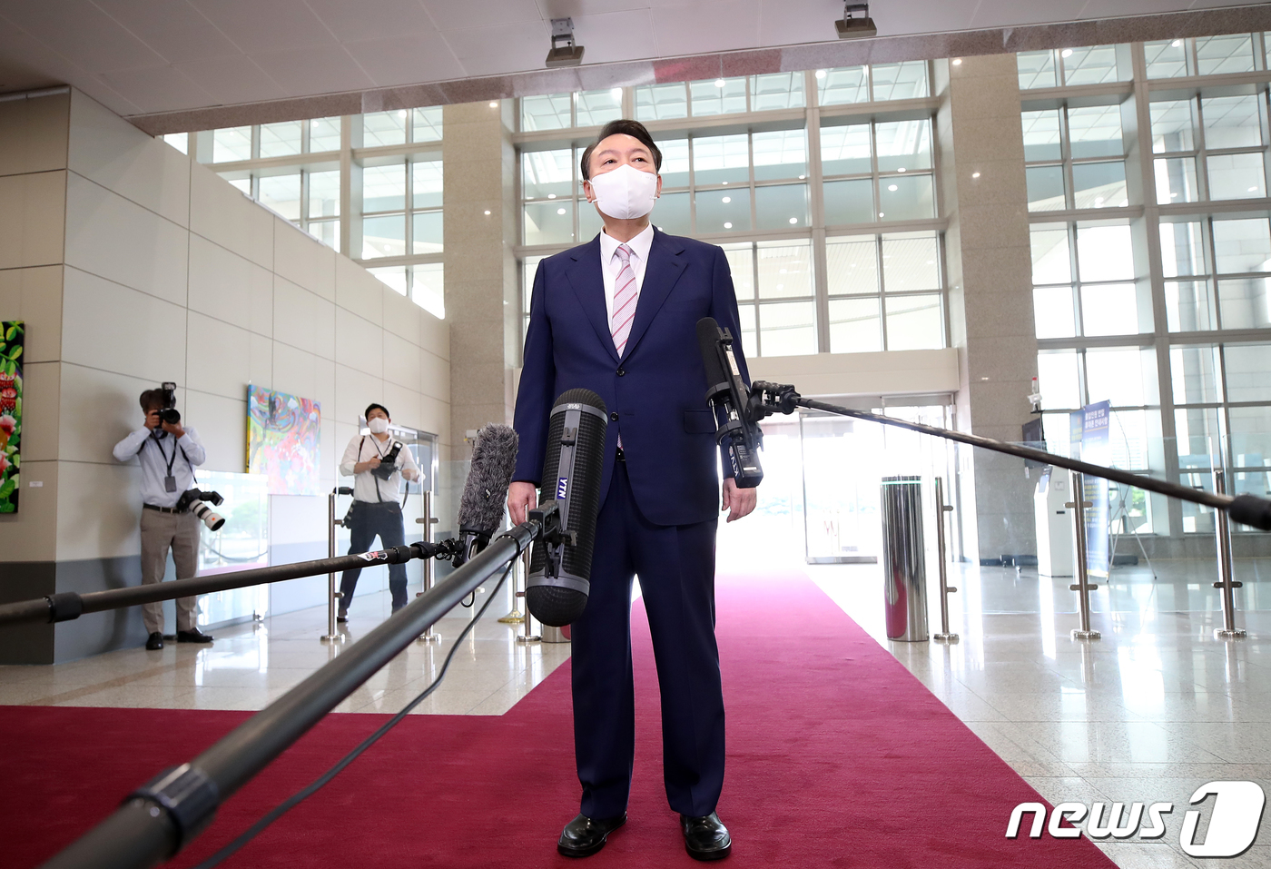 (서울=뉴스1) 오대일 기자 = 윤석열 대통령이 16일 오전 용산 대통령실 청사에서 열린 출근길 문답(도어스테핑)에서 취재진의 질문에 답하고 있다. 2022.9.16/뉴스1