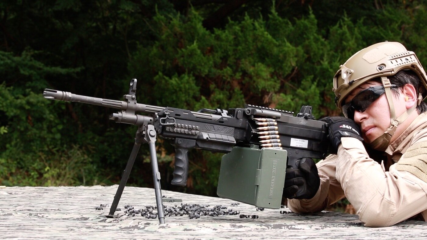 본문 이미지 - K15 5.56㎜ 경기관총 조준장면(SNT모티브 제공)
