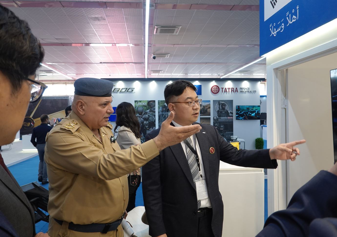 본문 이미지 - 손주현 SNT모티브 특수영업팀 팀장이 지난 5일 이라크 방산 전시회(ATSO 2022)에서 이라크 정부 기관 관계자에게 전시 총기에 대해 설명하고 있다.(SNT모티브 제공)