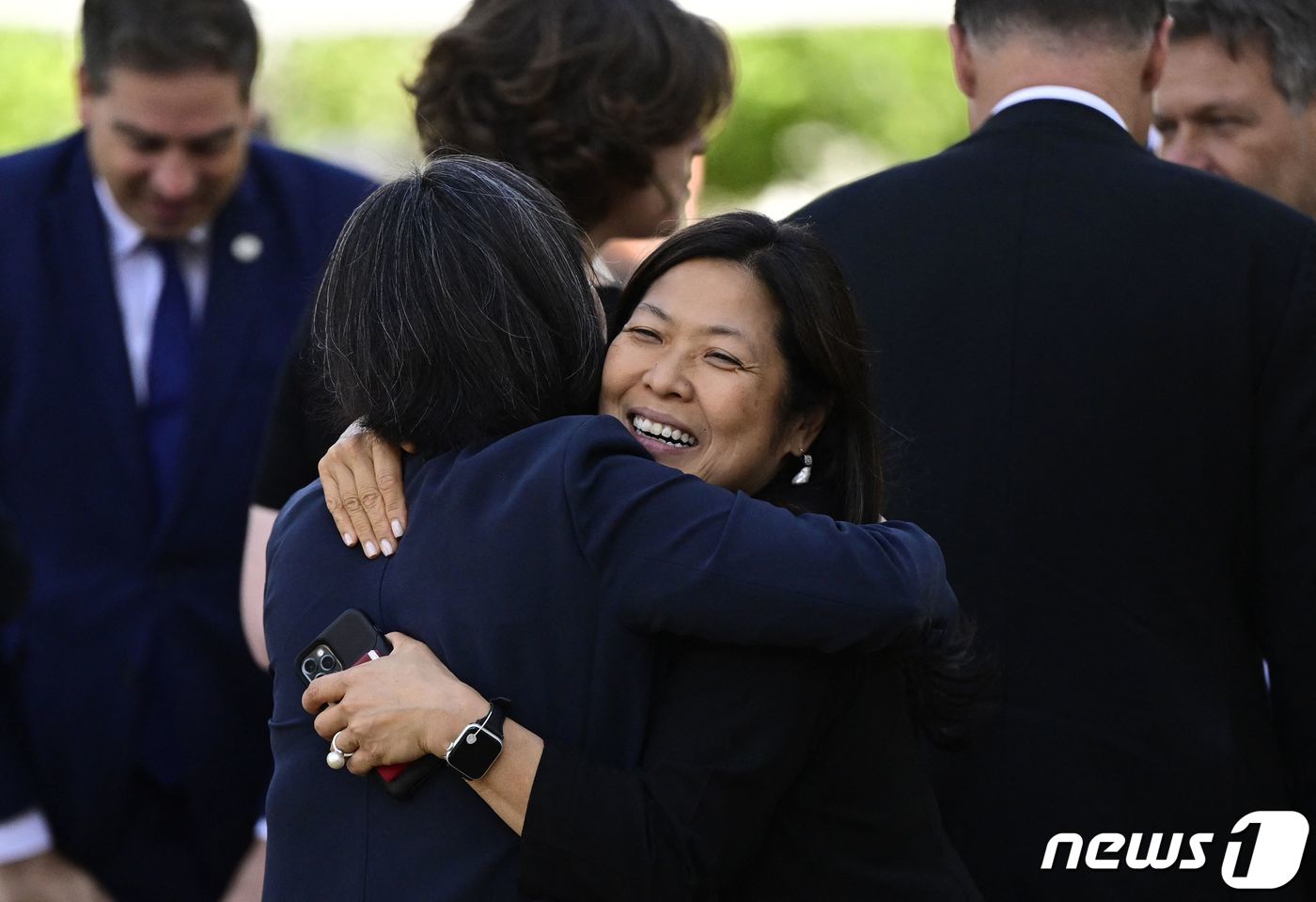 (노이하르덴베르크 AFP=뉴스1) 우동명 기자 = 캐서린 타이 미국 USTR 대표와 메리 응 캐나다 통상장관이 15일(현지시간) 노이하르덴베르크에서 열린 G7 경제 무역 장관 회의 …