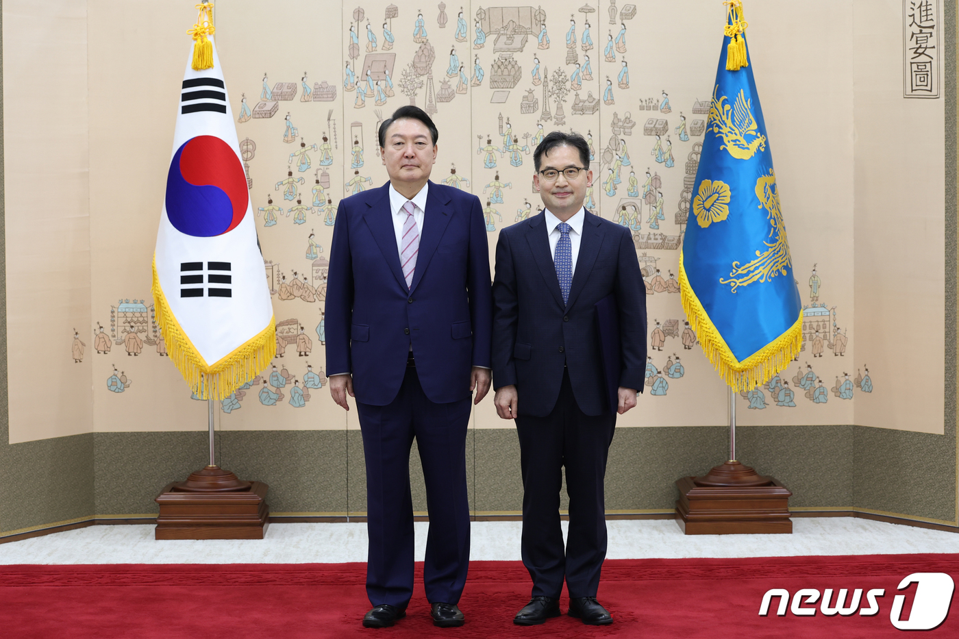 (서울=뉴스1) 오대일 기자 = 윤석열 대통령이 16일 서울 용산 대통령실 청사에서 한기정 공정거래위원장에게 임명장을 수여한 후 기념촬영을 하고 있다. (대통령실 제공) 2022. …