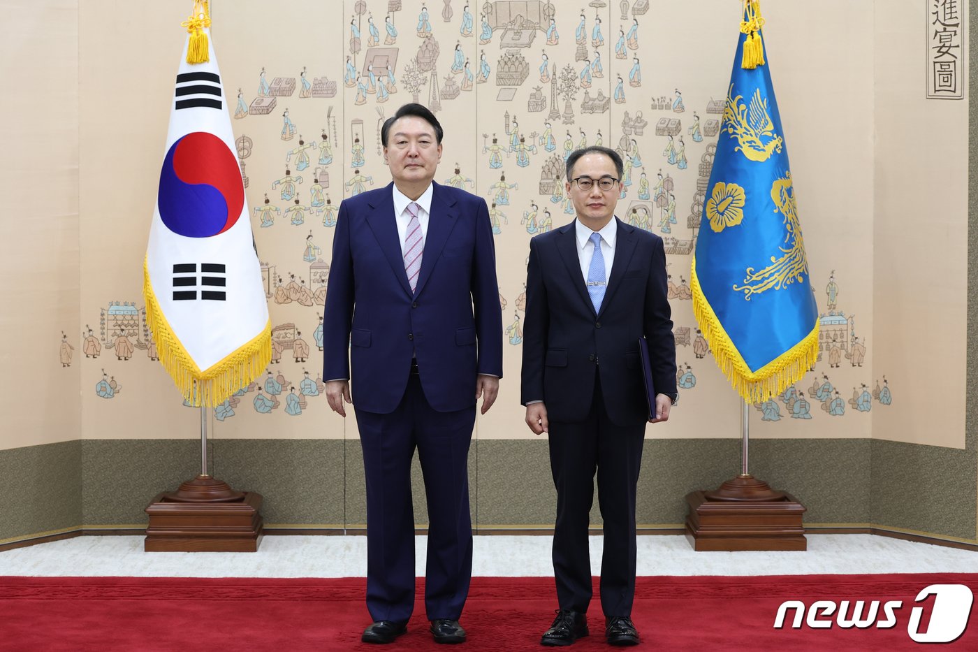본문 이미지 - 윤석열 대통령이 16일 서울 용산 대통령실 청사에서 이원석 검찰총장에게 임명장을 수여한 후 기념촬영을 하고 있다. (대통령실 제공) 2022.9.16/뉴스1 ⓒ News1 오대일 기자