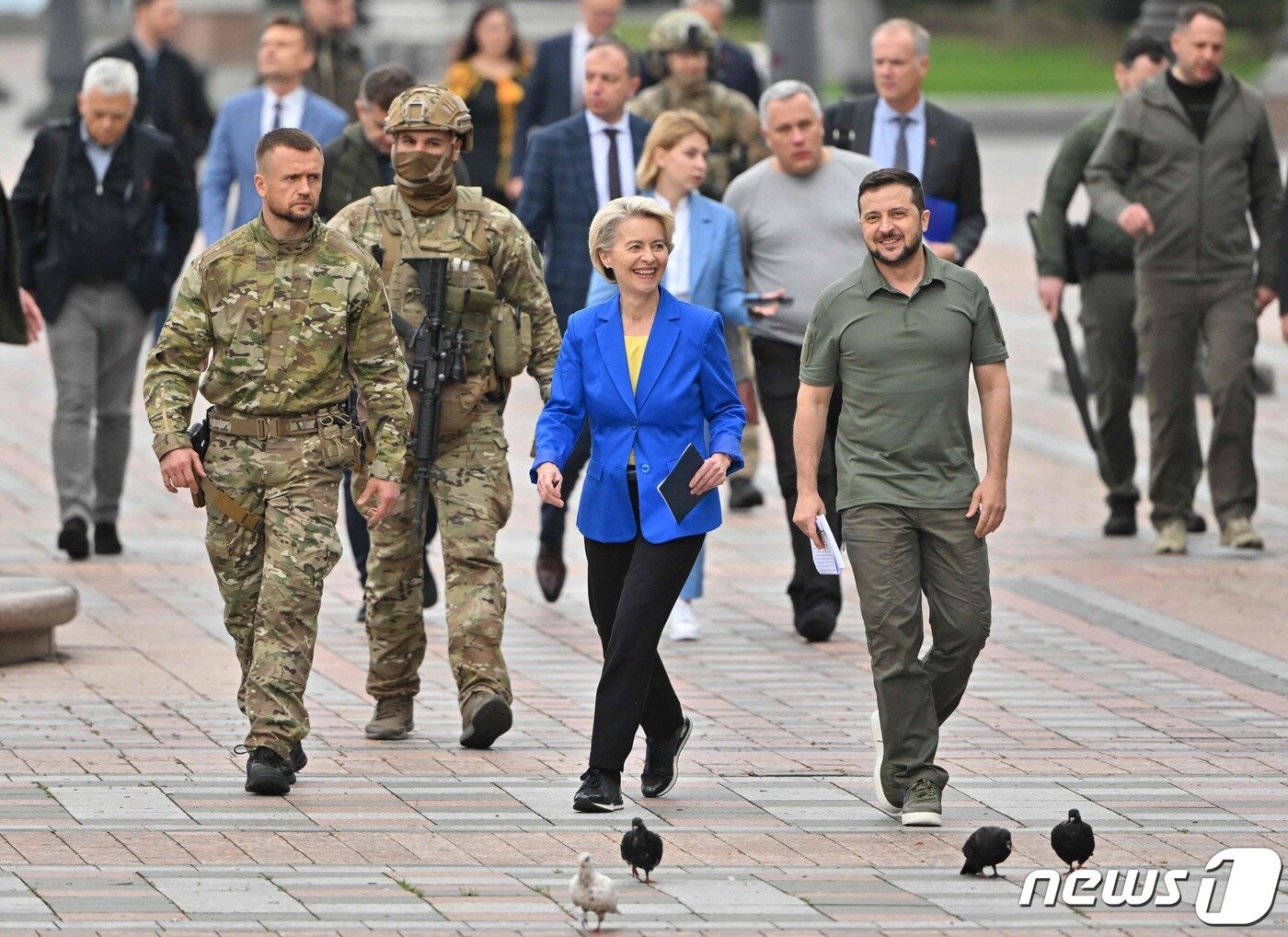 본문 이미지 - 볼로디미르 젤렌스키 우크라이나 대통령이 15일(현지시간) 키이우를 3번째 방문한 우르줄라 폰데어라이엔 EU 집행위원장과 기자회견에 도착을 하고 있다. ⓒ AFP=뉴스1 ⓒ News1 우동명 기자