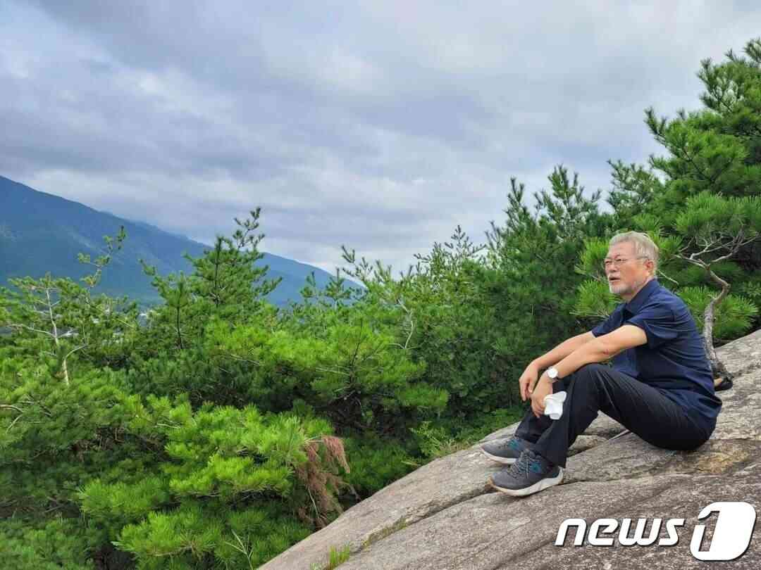 문재인 전 대통령과 김정숙 여사가 영축산 산행을 한 모습이 페이스북을 통해 공개됐다. (문재인 전 대통령 페이스북 갈무리) 2022.9.16/뉴스1 © News1 임세영 기자