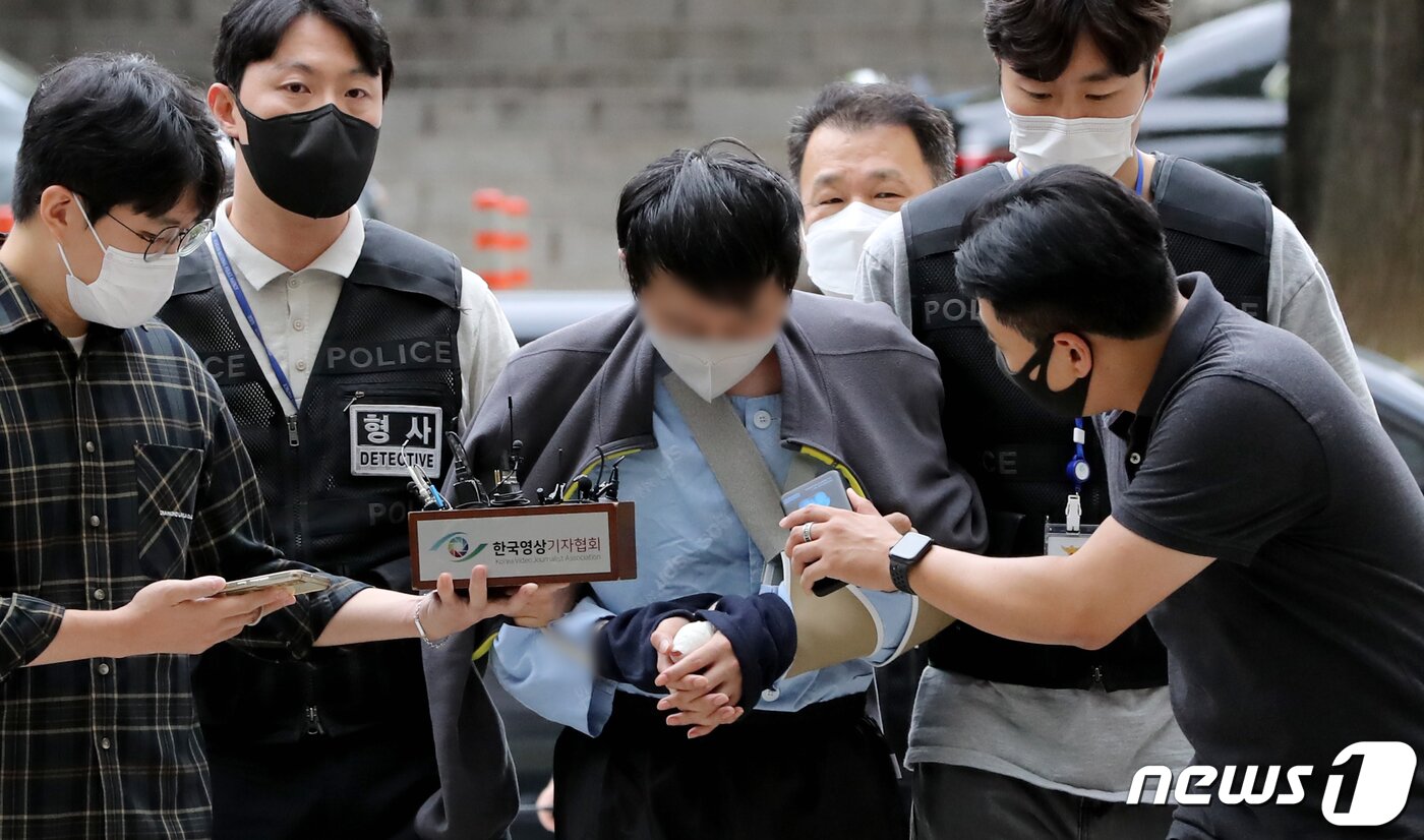 본문 이미지 - 신당역 살인사건 피의자가 16일 오후 서울 서초구 서울중앙지방법원에서 열린 구속 전 피의자 심문(영정실질심사)에 출석하고 있다.  ⓒ News1 장수영 기자
