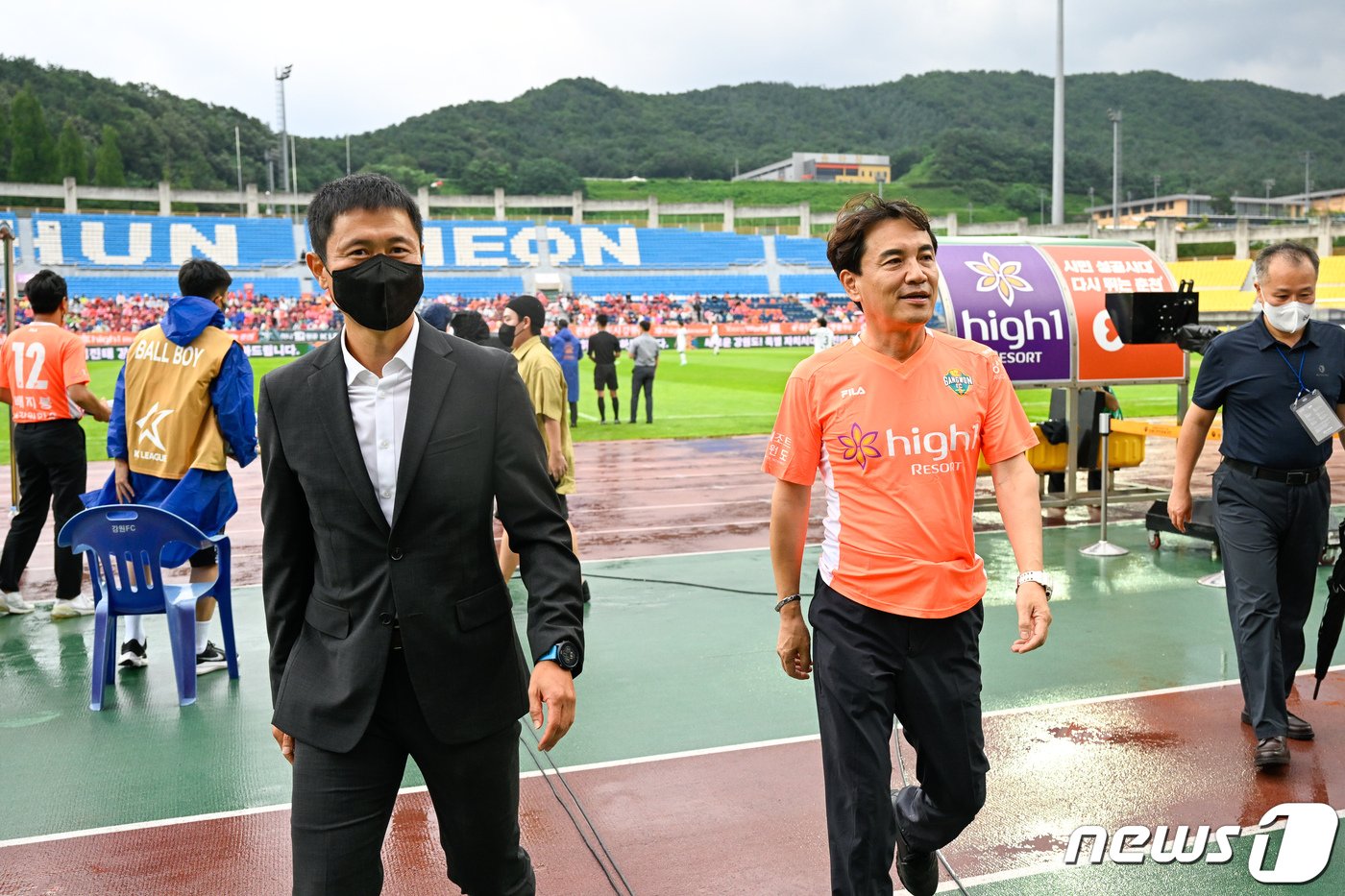 지난달 15일 춘천 송암스포츠타운 주 경기장에서 열린 강원FC와 수원FC 경기를 보기 위해 경기장을 찾은 이영표 강원FC 대표 이사와 구단주 김진태 강원도지사. &#40;강원FC 제공&#41;