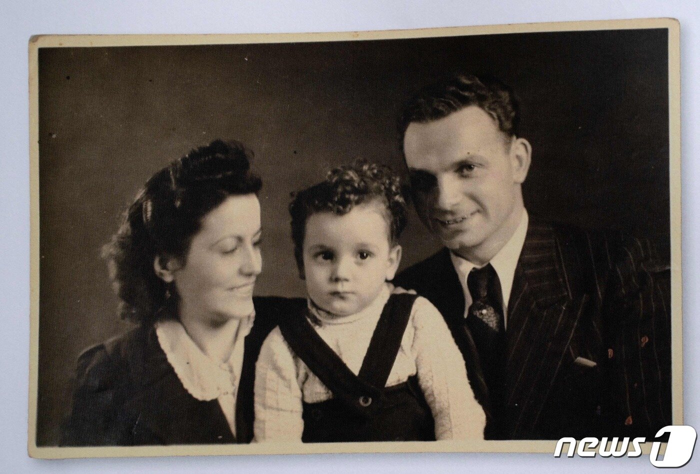 본문 이미지 - 1944년 3월18일 당시 아우슈비츠 강제 수용소에서 열린 루돌프 프리멜과 마르가리타 페러 레이의 결혼식 사진이 오스트리아 빈 시청 도서관에 전시된 모습. 가운데 아이는 1941년 출생한 부부의 아들 에두아르드 2022.09.16/뉴스1 ⓒ AFP=뉴스1 ⓒ News1 김민수 기자