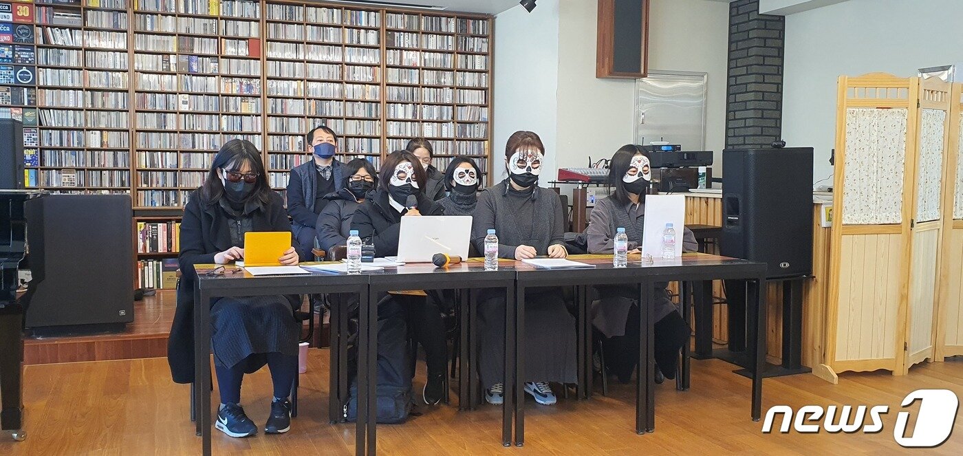 본문 이미지 - 친족 성폭력 범죄 피해자들이 지난 2월 10일 충북 청주시 상당구 다락방의 불빛에서 법 제도 개선을 요구하는 기자회견을 하는 모습. 당시 기자회견은 지난해 5월 친한 친구 계부에게 성폭행을 당한 뒤 스스로 세상을 등진 청주 오창 여중생 A양 유족과 충북법무사회가 마련했다./ⓒ 뉴스1 조준영 기자