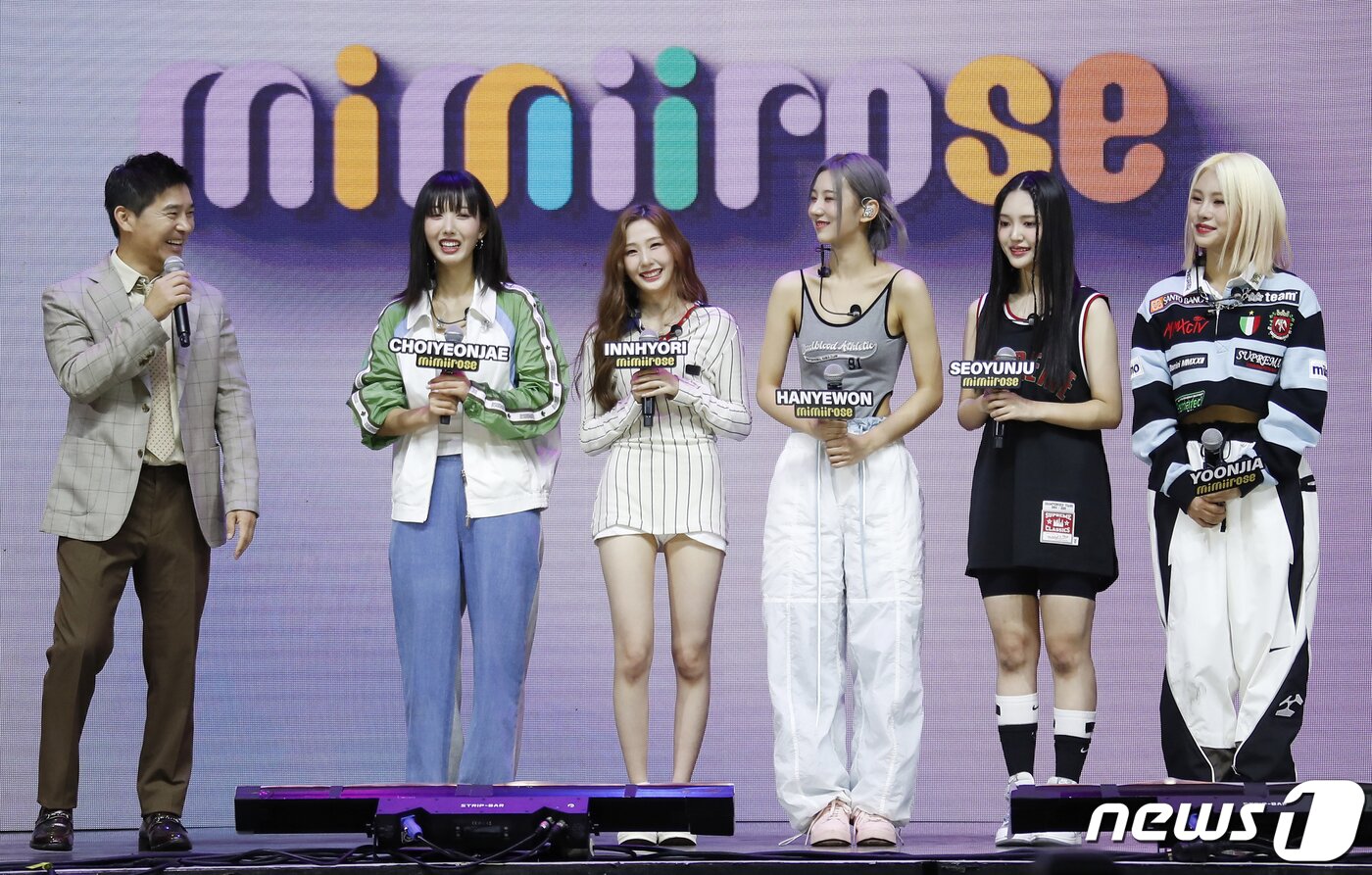 본문 이미지 - 가수 임창정(왼쪽부터)이 16일 오후 서울 광진구 예스24 라이브홀에서 열린 그룹 미미로즈 데뷔 앨범 '어썸(AWESOME)‘ 발매 기념 쇼케이스에 참석해 미미로즈를 격려하고 있다. 2022.9.16/뉴스1 ⓒ News1 권현진 기자