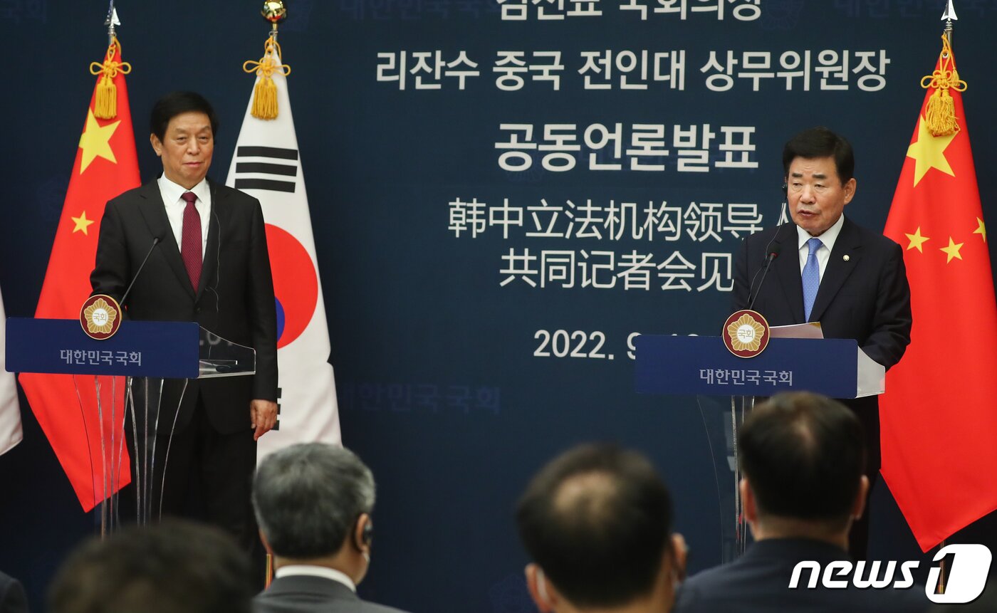 본문 이미지 - 김진표 국회의장이 16일 오후 서울 여의도 국회에서 리잔수 중국 전국인민대표대회(전인대) 상무위원장과 회담을 마친 후 공동 언론 발표를 하고 있다. (공동취재) 2022.9.16/뉴스1 ⓒ News1 유승관 기자