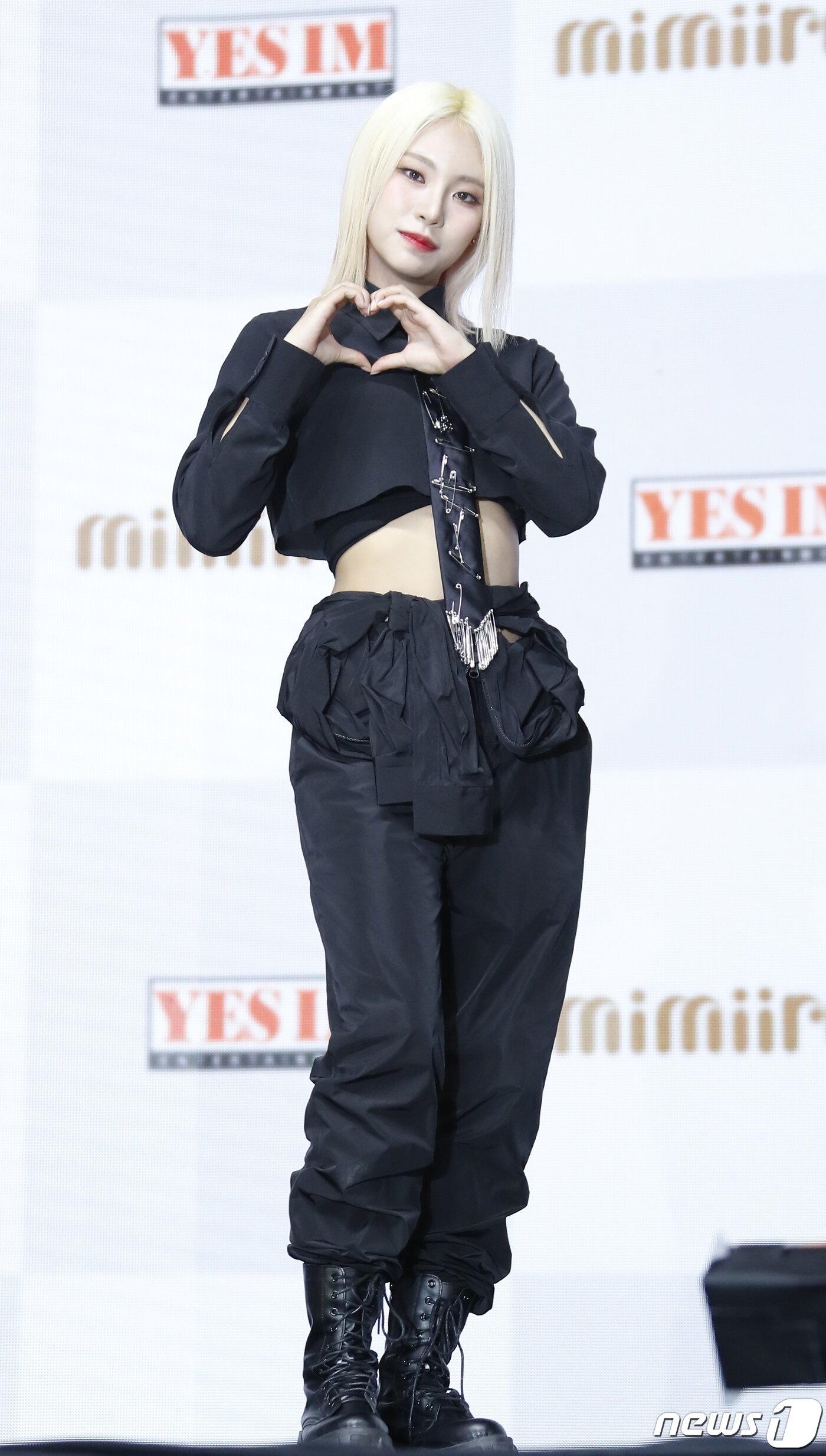 본문 이미지 - 그룹 미미로즈 윤지아가 16일 오후 서울 광진구 예스24 라이브홀에서 가진 데뷔 앨범 '어썸(AWESOME)‘ 발매 기념 쇼케이스에서 포즈를 취하고 있다. 2022.9.16/뉴스1 ⓒ News1 권현진 기자