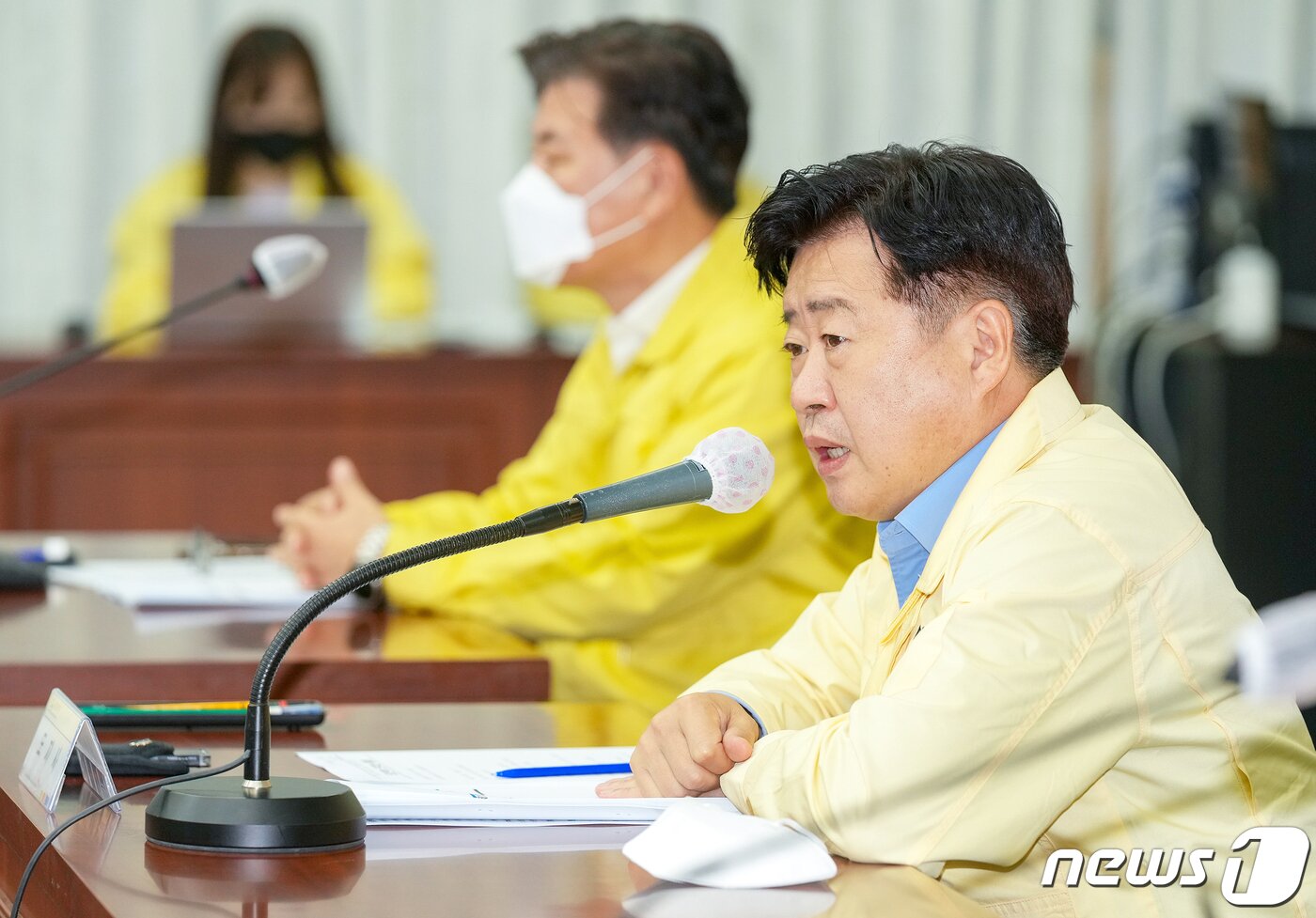본문 이미지 - 오영훈 제주특별자치도지사가 지난 6일 제주도청 탐라홀에서 제11호 태풍 힌남노(HINNAMNOR) 피해상황 복구 및 후속처리 대책 회의를 주재하고 있다.(제주특별자치도 제공)