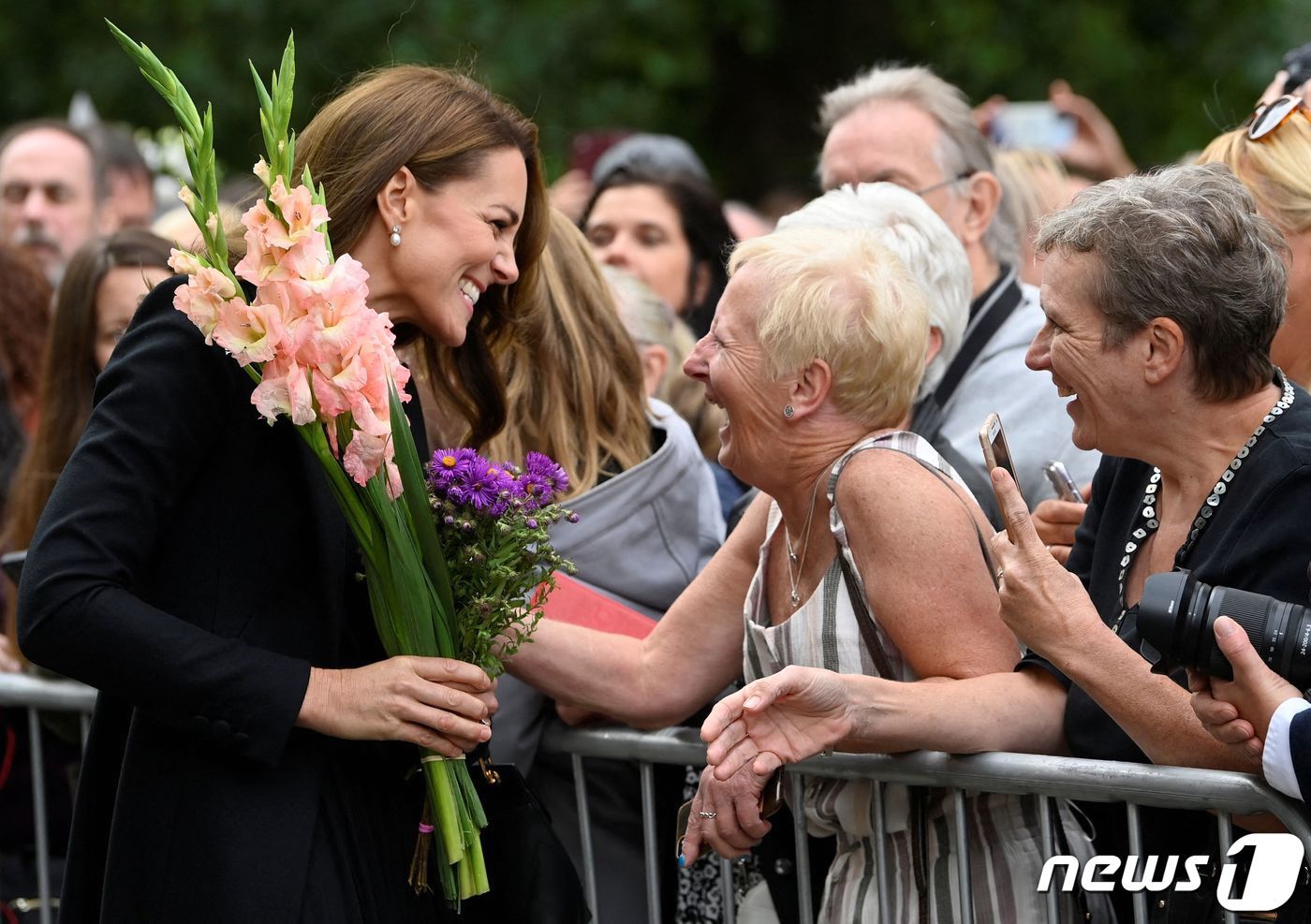 본문 이미지 - 케이트 미들턴 영국 왕세자비가 15일(현지시간) 시민들과 소통하고 있다. ⓒ AFP=뉴스1