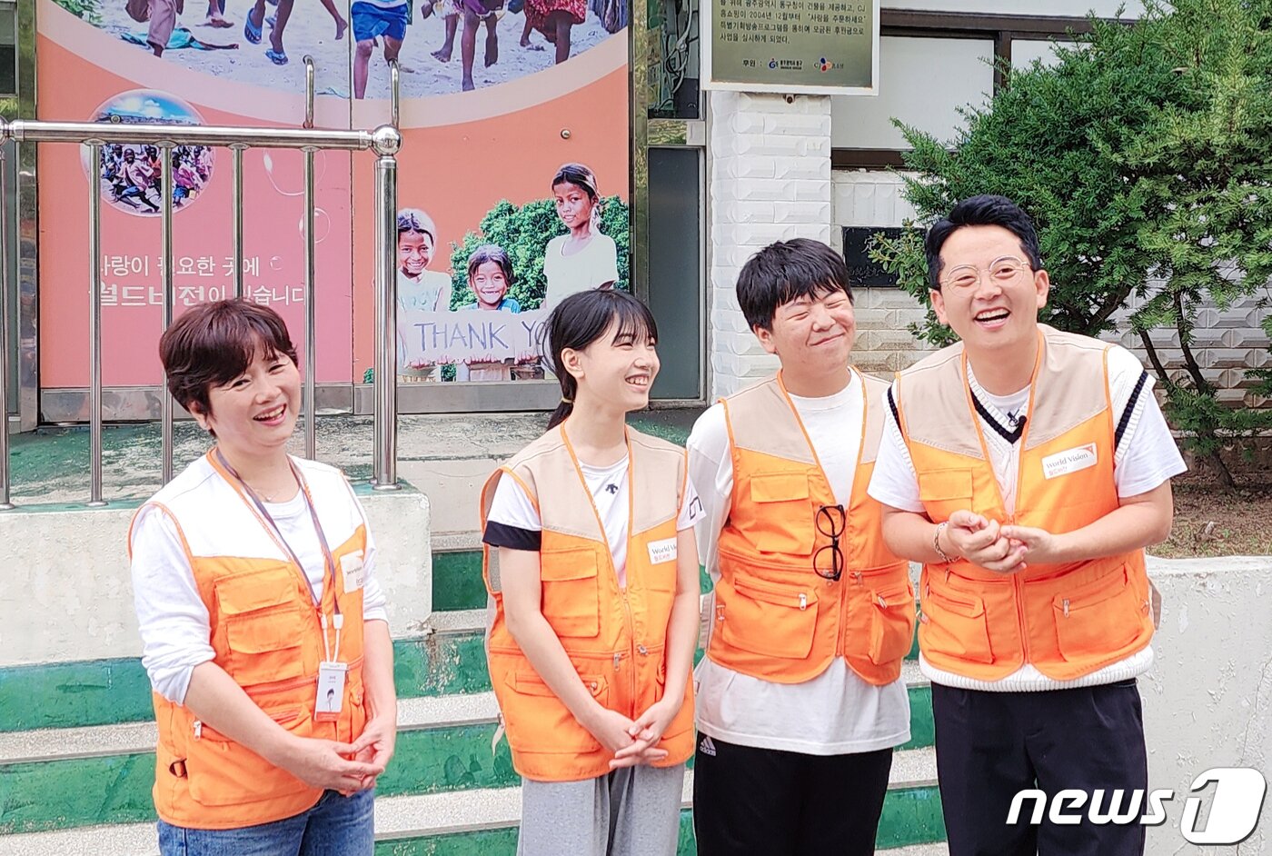 본문 이미지 - 16일 개그맨 김준호씨가 월드비전 사랑의도시락 봉사 후 기념촬영하고 있다. 2022.9.16/뉴스1