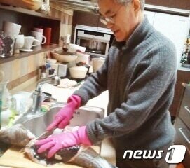 본문 이미지 - 문재인 전 대통령의 딸 문다혜씨가 16일 트위터에 문 전 대통령이 생선 회 뜨는 사진을 게시했다. (문다혜 씨 트위터 캡처) 2022.9.16/뉴스1