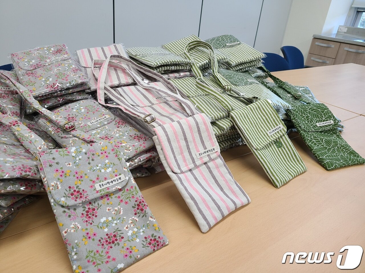 본문 이미지 - 충주 '무엇이든 만든다' 동아리가 만든 휴대전화 손가방. 동아리는 손가방 150점 모두 충주시노인복지관에 기부했다.(충주시평생학습관 제공)2022.9.17/뉴스1