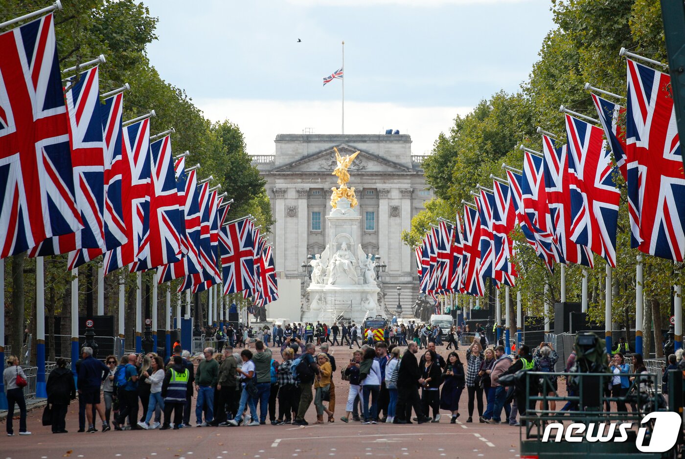본문 이미지 - 16일 오후(현지 시간) 영국 런던 버킹엄궁에 엘리자베스 2세 여왕 서거로 인한 조기가 걸린 가운데 궁 앞 거리 더 몰(the mall)이 통제되고 있다. 2022.9.17/뉴스1 ⓒ News1 안은나 기자