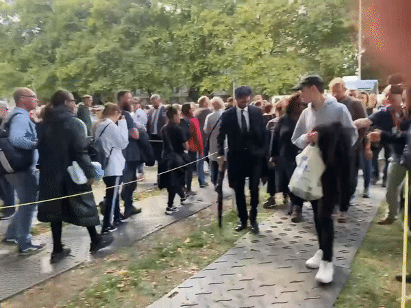 본문 이미지 - 새벽 2시께 줄을 서기 시작한 베컴은 오후 3시가 넘어서야 여왕의 관에 참배할 수 있었다. (트위터)