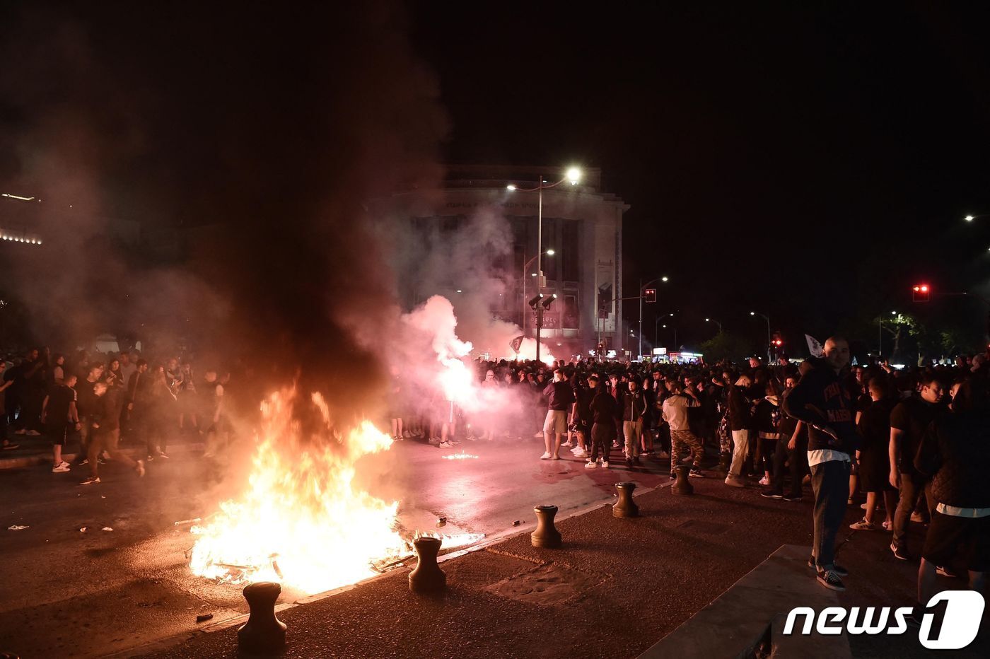 본문 이미지 - 올림피아코스 팬들의 모습 ⓒ AFP=뉴스1