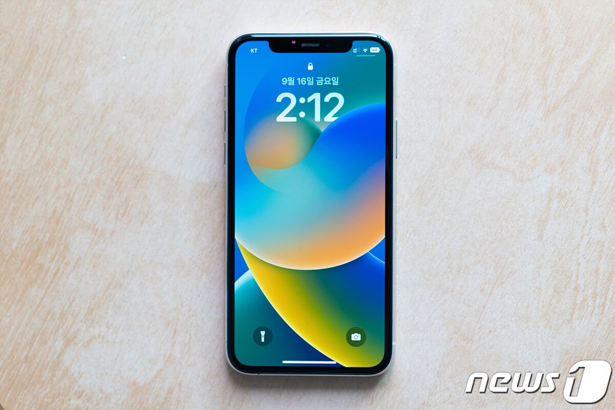 본문 이미지 - iOS16 업데이트 후 마주하게 되는 잠금화면. 기본값으로 설정된 시계 UI가 굵어졌다. 2022.9.17/뉴스1 ⓒ News1 이기범 기자
