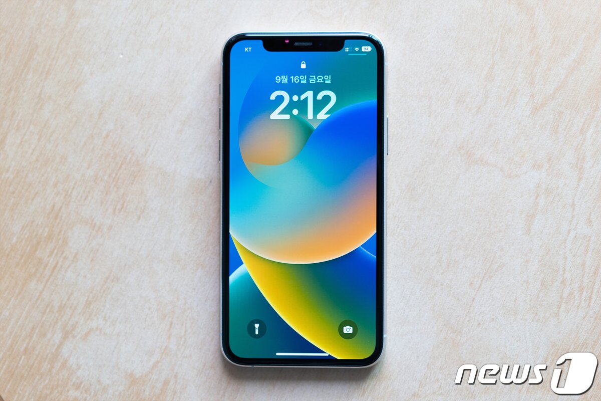 iOS16 업데이트 후 마주하게 되는 잠금화면. 기본값으로 설정된 시계 UI가 굵어졌다. 2022.9.17/뉴스1 ⓒ News1 이기범 기자