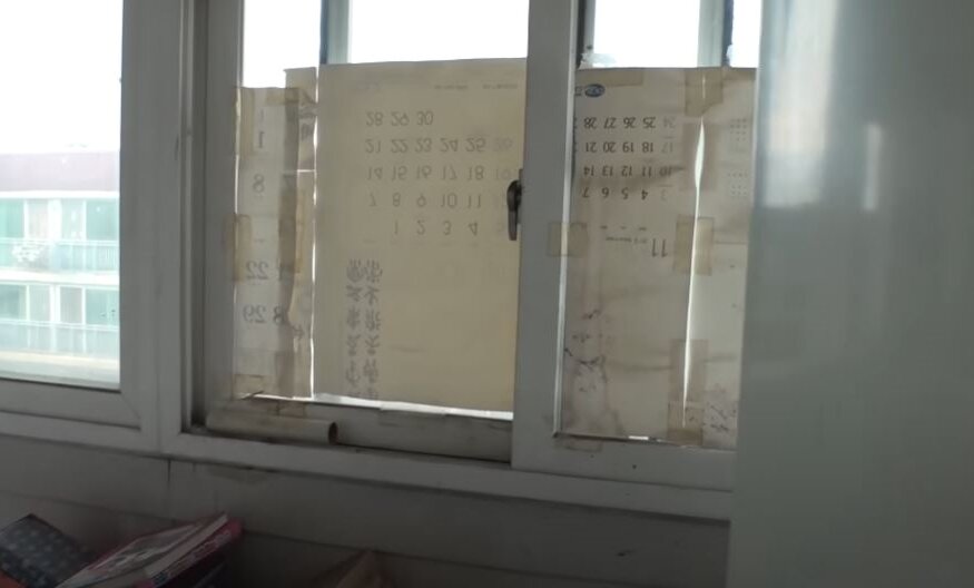 본문 이미지 - 주민 A씨는 10년 동안 복도 창문을 가리고 지냈다. (SBS '궁금한 이야기 Y')