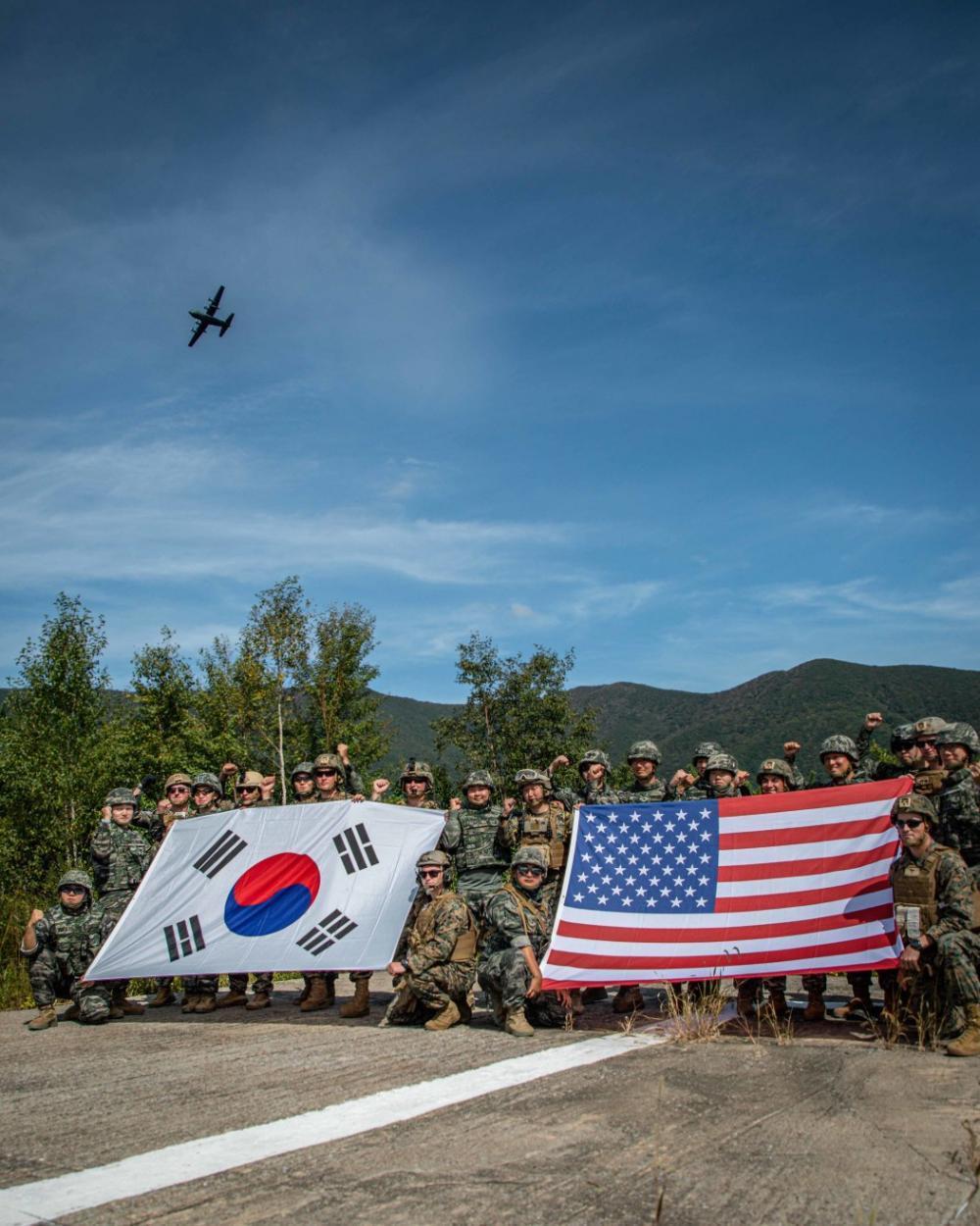 미 제5항공함포연락중대&#40;앵글리코&#41; 대원들이 15일 강원도 필승사격장에서 한국 해병대와 함께 훈련하고 있다.&#40;미 국방부 제공&#41;