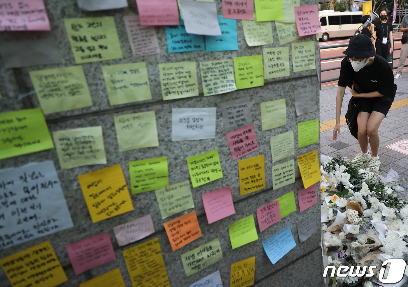 본문 이미지 - 17일 서울 지하철 신당역 인근에서 열린 '신당역 여성살해 긴급 추모제'에서 참석자들이 추모공간에 헌화를 하고 있다. 2022.9.17/뉴스1 ⓒ News1 송원영 기자