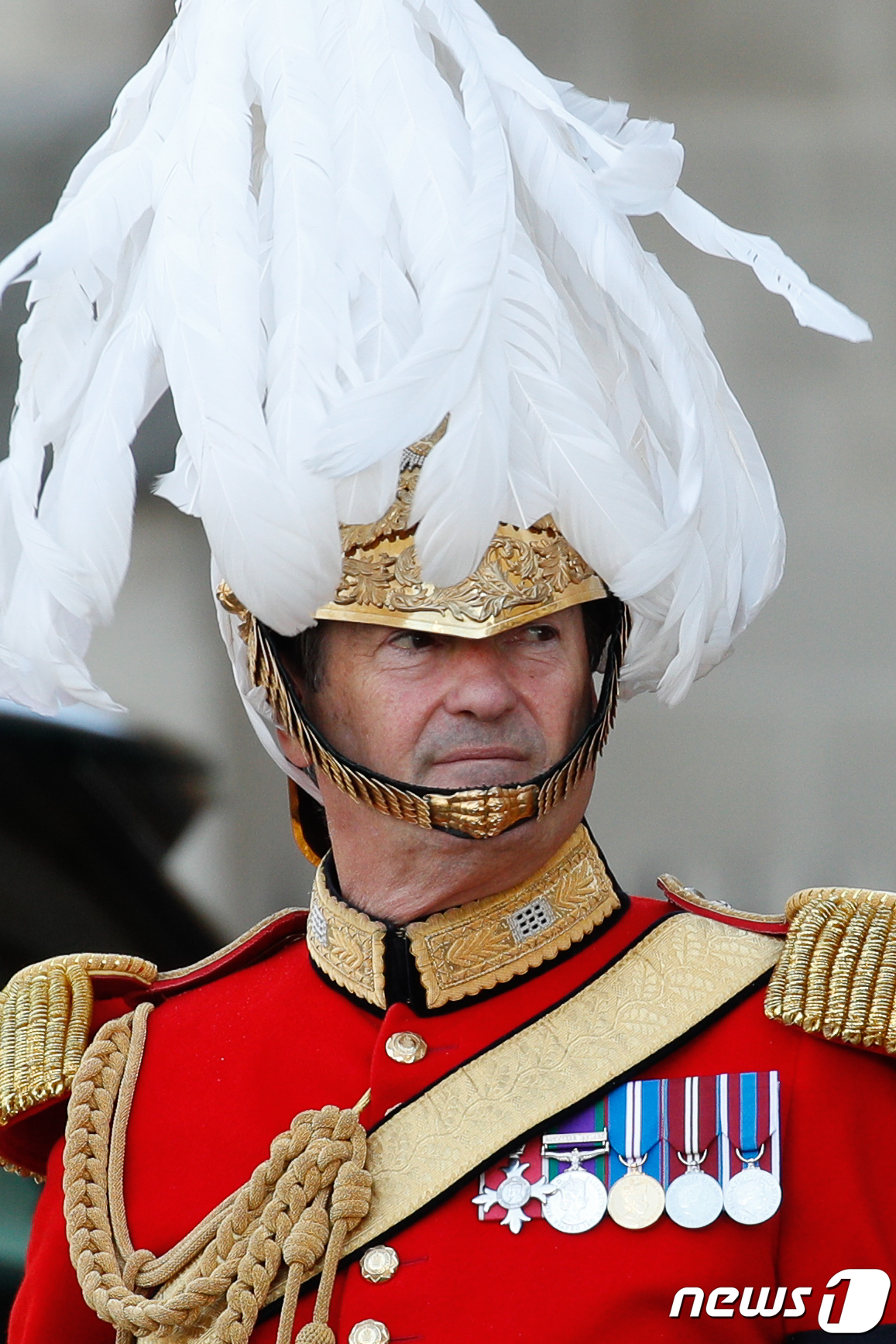 (런던=뉴스1) 안은나 기자 = 엘리자베스 2세 여왕 국장을 이틀 앞둔 17일 오후(현지시간) 영국 런던 웨스트민스터 사원 앞에서 경비병이 이동하고 있다. 2022.9.17/뉴스1 …