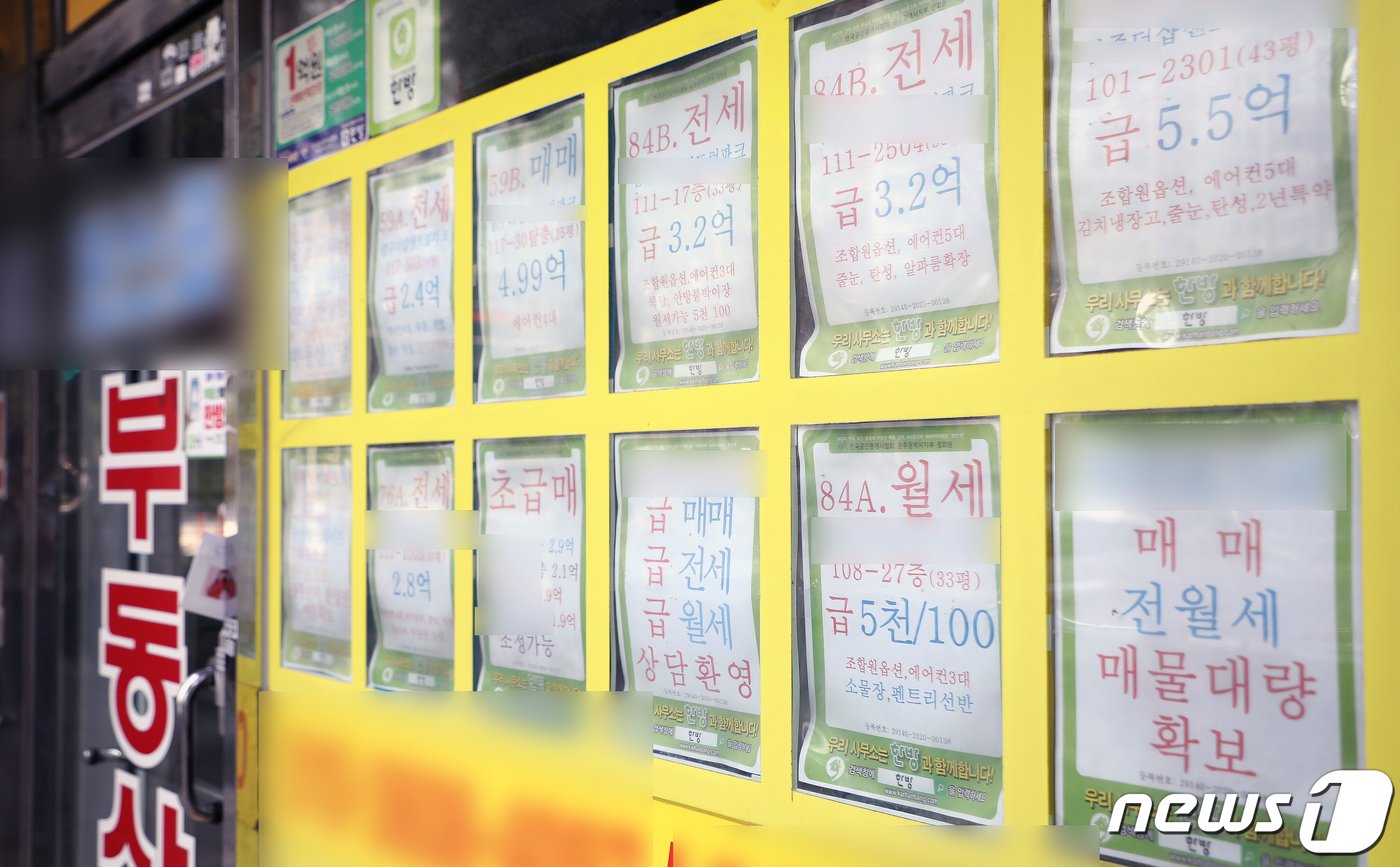 본문 이미지 - 광주 서구 염주동에 위치한 한 신축 아파트 상가에 위치한 부동산에 붙은 전세 매물 안내문. 2022.9.18/뉴스1 ⓒ News1 이수민 기자