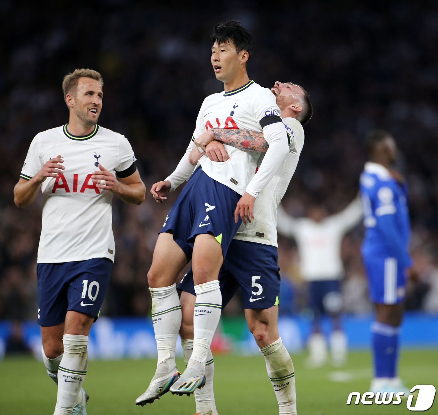 본문 이미지 - 득점 후 동료들에게 축하를 받는 손흥민.  ⓒ AFP=뉴스1