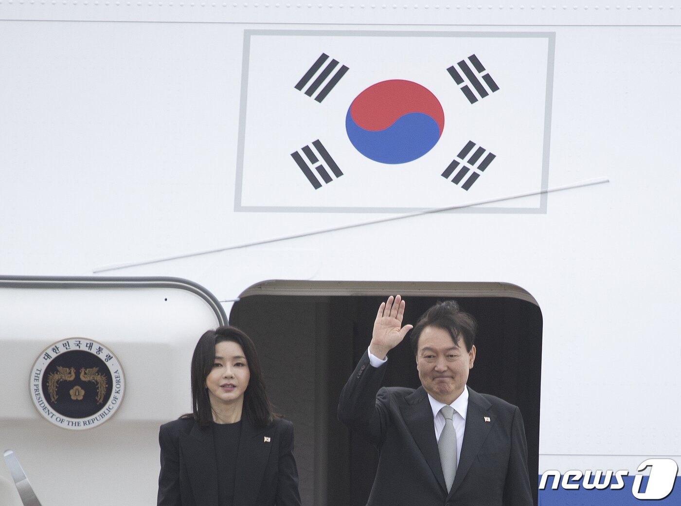 본문 이미지 - 영국·미국·캐나다 5박7일 순방에 나서는 윤석열 대통령과 김건희 여사가 18일 오전 경기 성남시 서울공항을 통해 출국하고 있다. 윤 대통령은 런던 웨스트민스터 사원에서 엄수되는 엘리자베스 2세 여왕의 장례식에 참석한 뒤 미국 뉴욕으로 이동, 20일 유엔총회 기조연설을 한다. 한미·한일정상회담도 추진되며 이어 23일 캐나다 오타와에서 쥐스탱 트뤼도 총리와 한-캐나다 정상회담을 한다. 2022.9.18/뉴스1 ⓒ News1 신웅수 기자