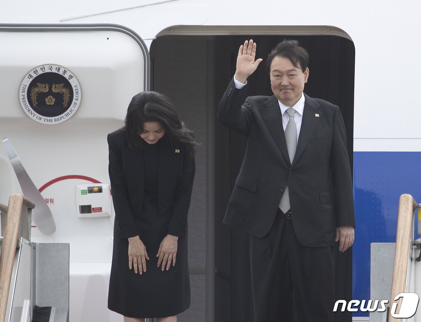 본문 이미지 - 영국·미국·캐나다 5박7일 순방에 나서는 윤석열 대통령과 김건희 여사가 18일 오전 경기 성남시 서울공항을 통해 출국하고 있다. 윤 대통령은 런던 웨스트민스터 사원에서 엄수되는 엘리자베스 2세 여왕의 장례식에 참석한 뒤 미국 뉴욕으로 이동, 20일 유엔총회 기조연설을 한다. 한미·한일정상회담도 추진되며 이어 23일 캐나다 오타와에서 쥐스탱 트뤼도 총리와 한-캐나다 정상회담을 한다. 2022.9.18/뉴스1 ⓒ News1 신웅수 기자
