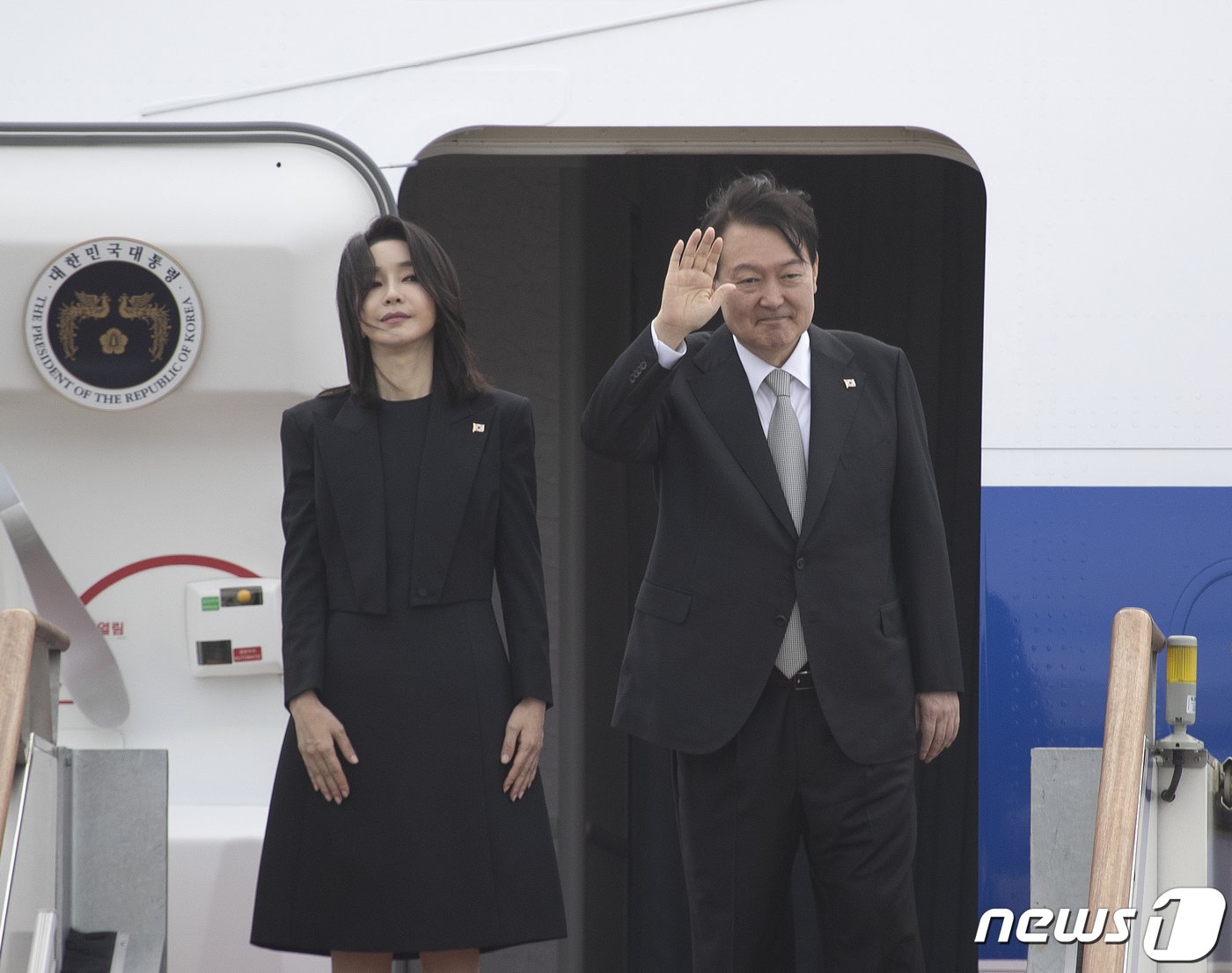 본문 이미지 - 영국·미국·캐나다 5박7일 순방에 나서는 윤석열 대통령과 김건희 여사가 18일 오전 경기 성남시 서울공항을 통해 출국하고 있다. 2022.9.18/뉴스1 ⓒ News1 신웅수 기자
