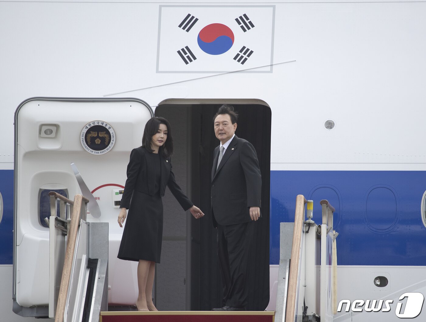 본문 이미지 - 영국·미국·캐나다 5박7일 순방에 나서는 윤석열 대통령과 김건희 여사가 18일 오전 경기 성남시 서울공항을 통해 출국하고 있다. 2022.9.18/뉴스1 ⓒ News1 신웅수 기자