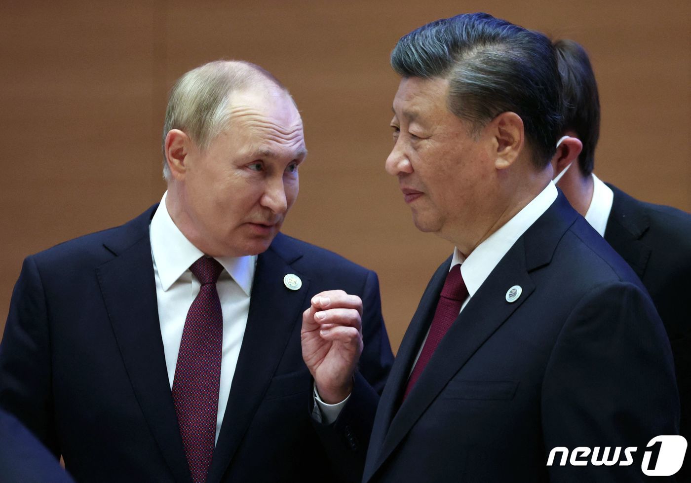 본문 이미지 - 블라디미르 푸틴 러시아 대통령과 시진핑 중국 국가 주석이 16일&#40;현지시간&#41; 우즈베키스탄 사마르칸트에서 열린 상하이 협력기구&#40;SCO&#41; 정상회의 중 얘기를 하고 있다. ⓒ AFP=뉴스1 ⓒ News1 우동명 기자