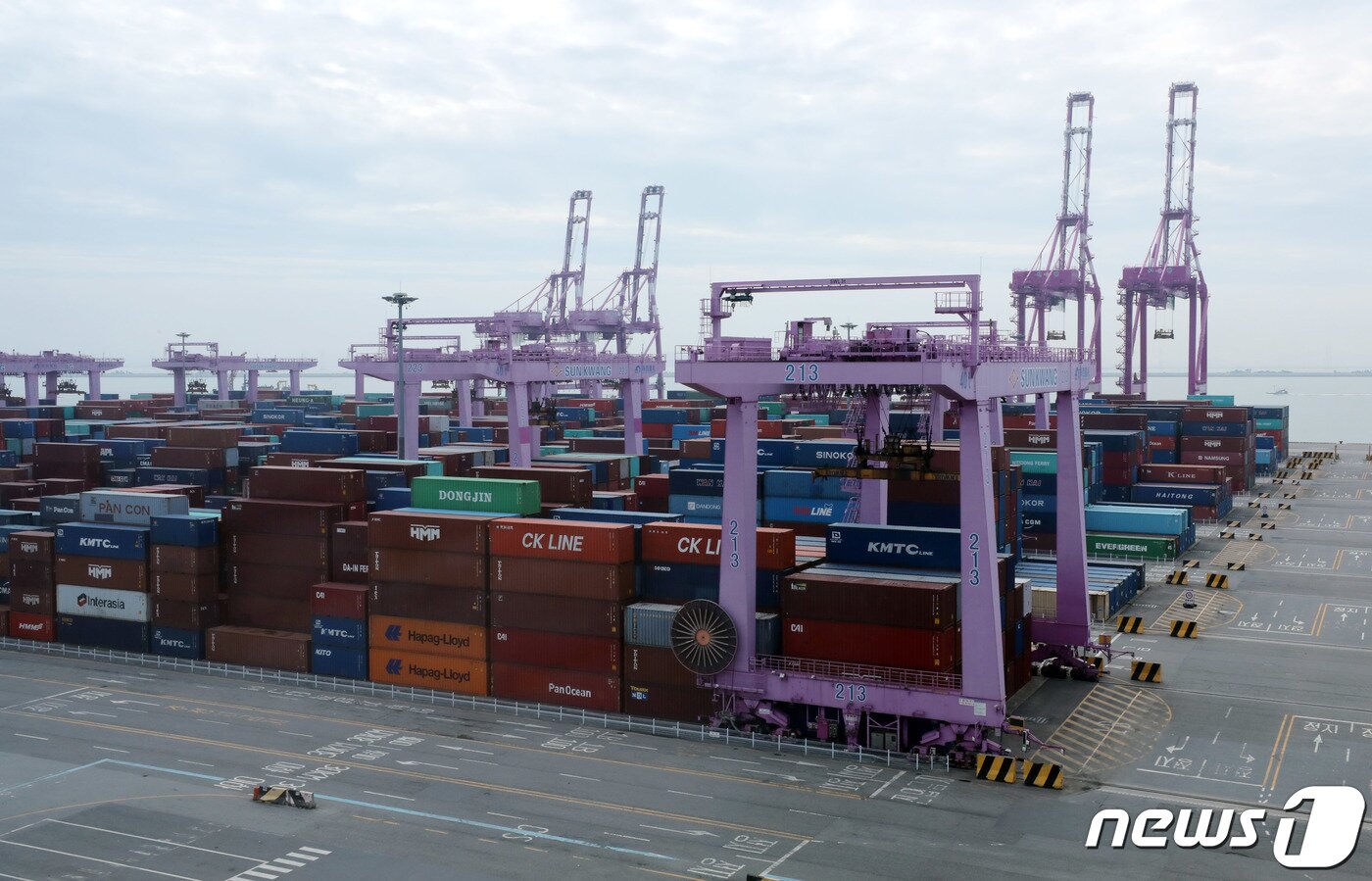 본문 이미지 - 18일 인천 연수구 인천신항에서 컨테이너들이 쌓여 있다. 원달러 환율이 2008년 글로벌 금융위기 이후 1300원을 돌파하며 1400원 돌파까지 가능하다는 전망이 나오고 있다. 국제무역통상연구원은 국제유가와 원-달러 환율이 각각 10% 상승할 경우 수출금액은 0.03%증가에 그치지만 수입단가 상승으로 수입금액은 3.6% 증가한다고 밝혔다. 2022.9.18/뉴스1 ⓒ News1 박세연 기자