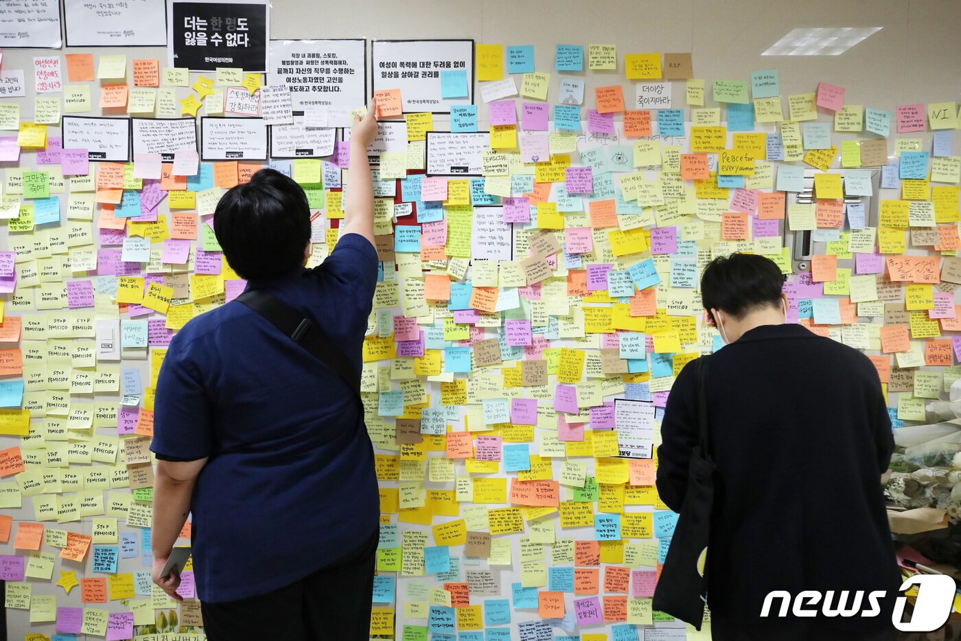 본문 이미지 - 18일 서울 중구 신당역 내 여자화장실 앞에 '역무원 스토킹 피살 사건' 추모공간이 마련돼 있다. 경찰은 오는 19일 피의자 전모씨(31)에 대한 신상공개위원회를 개최할 예정이다. 2022.9.18/뉴스1 ⓒ News1 조태형 기자
