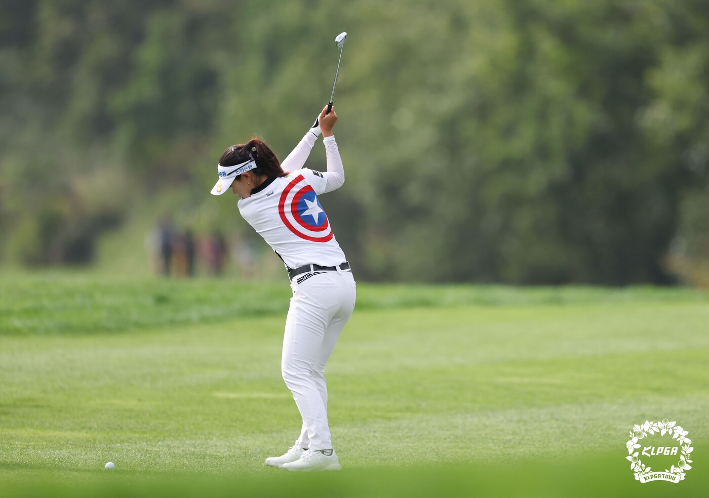 본문 이미지 - 박민지가 18일 경기도 이천 블랙스톤 이천 골프클럽에서 열린 'KB금융 스타챔피언십' 최종라운드에서 2번홀 아이언샷을 하고 있다. (KLPGA 제공) 2022.9.18/뉴스1